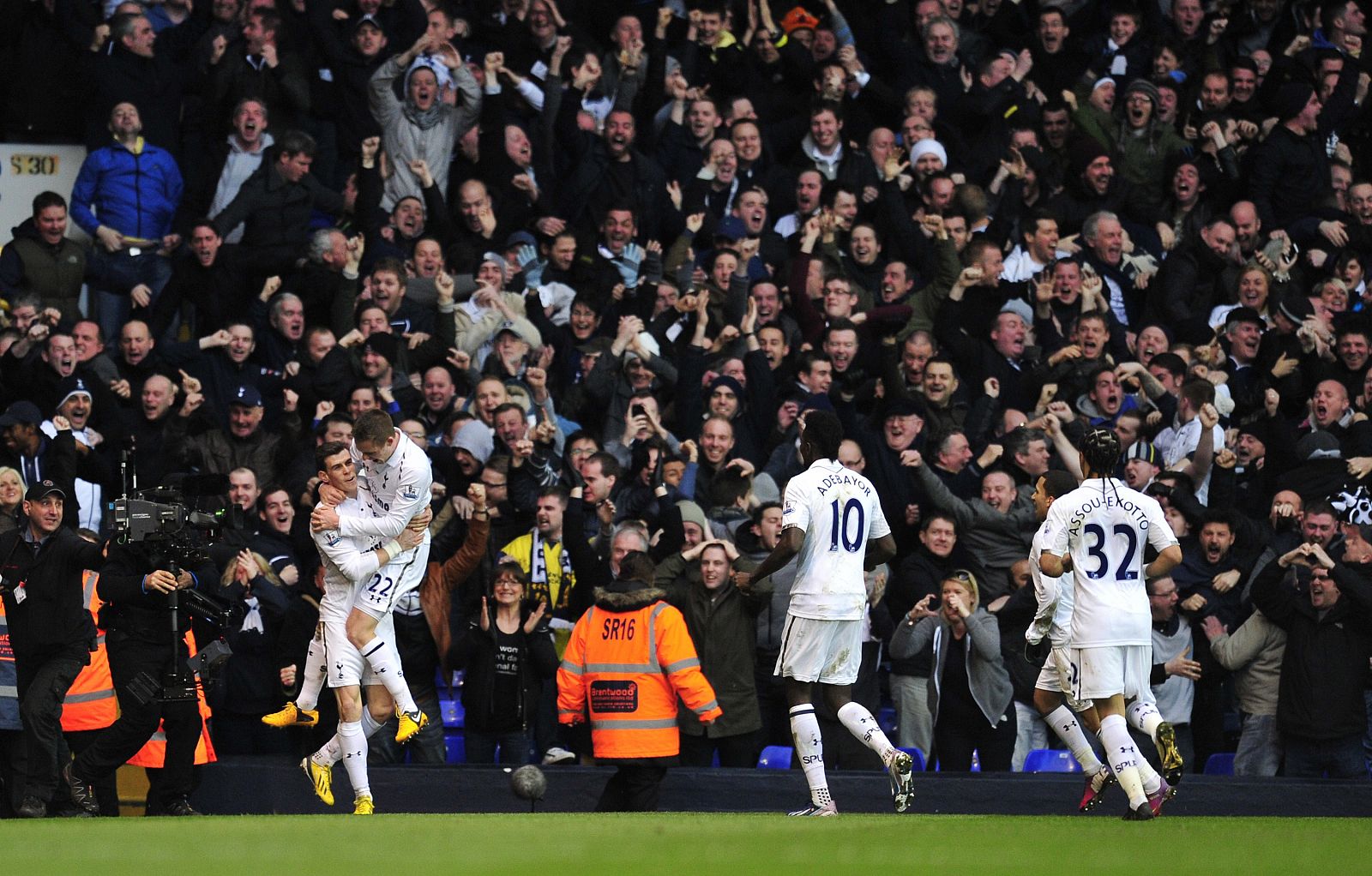 Los jugadores del Tottenham Hotspur celebran el gol de Bale.