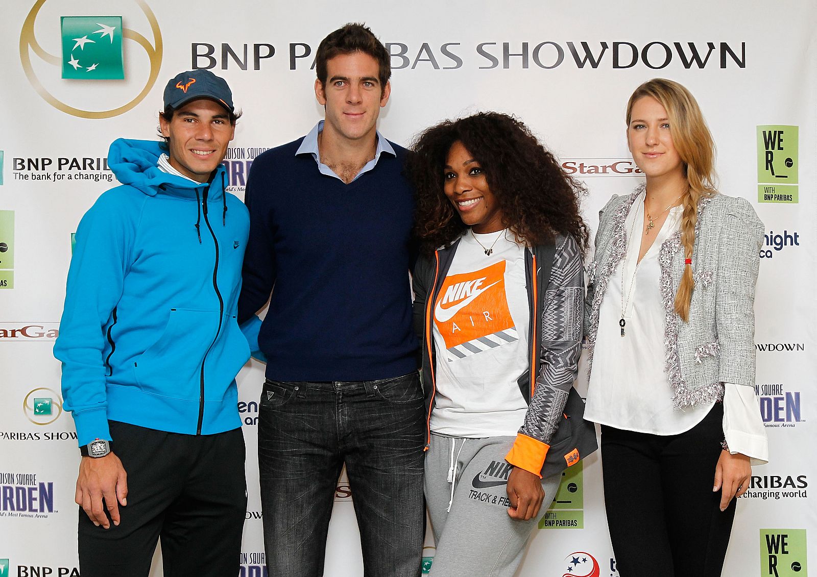 Rafael Nadal (i), Juan Martin del Potro, Serena Williams y Victoria Azarenka juegan un partido de exhibición en el Madison Square garden de Nueva York