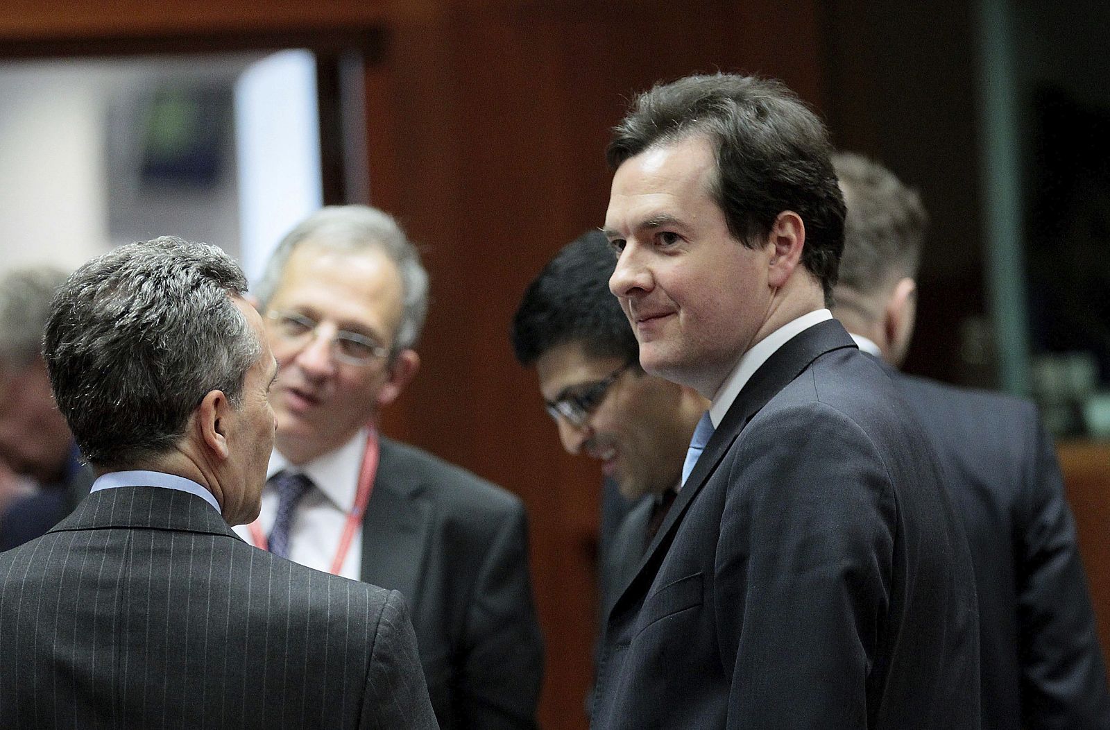 El ministro británico de Economía, George Osborne, charla con el ministro de Finanzas italiano, Vittorio Grilli