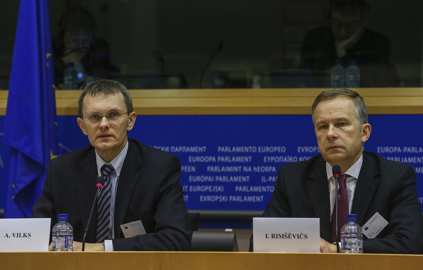 El ministro de Finanzas de Letonia, Andris Vilks, con el gobernador del Banco Central letón, Ilmars Rimsevics