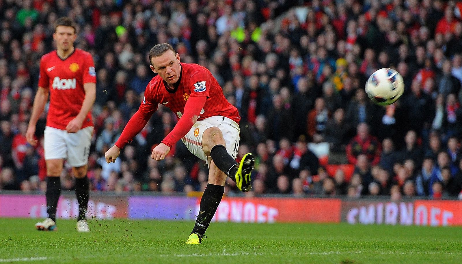 El goleador del Manchester United, Wayne Rooney, chuta a puerta