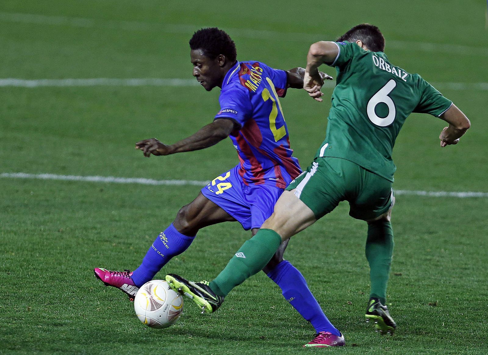 El delantero nigeriano del Levante UD Obafemi Martins, disputa un balón al centrocampista español del FC Rubin Kazan Pablo Orbaiz.