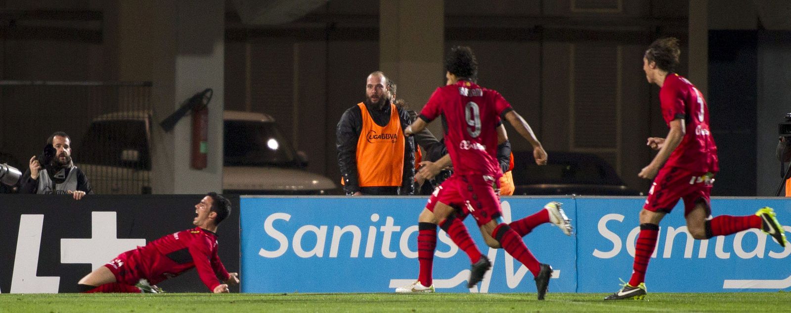 El delantero del Mallorca, Alejandro Alfaro, celebra el primer gol del equipo mallorquín.