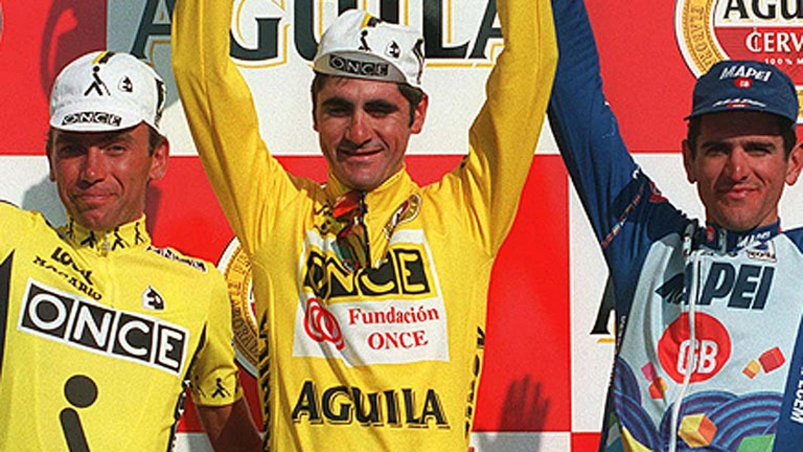 El ciclista francés Laurent Jalabert, en el podio de la Vuelta a España 1995, junto a Johan Bruyneel y Abraham Olano.