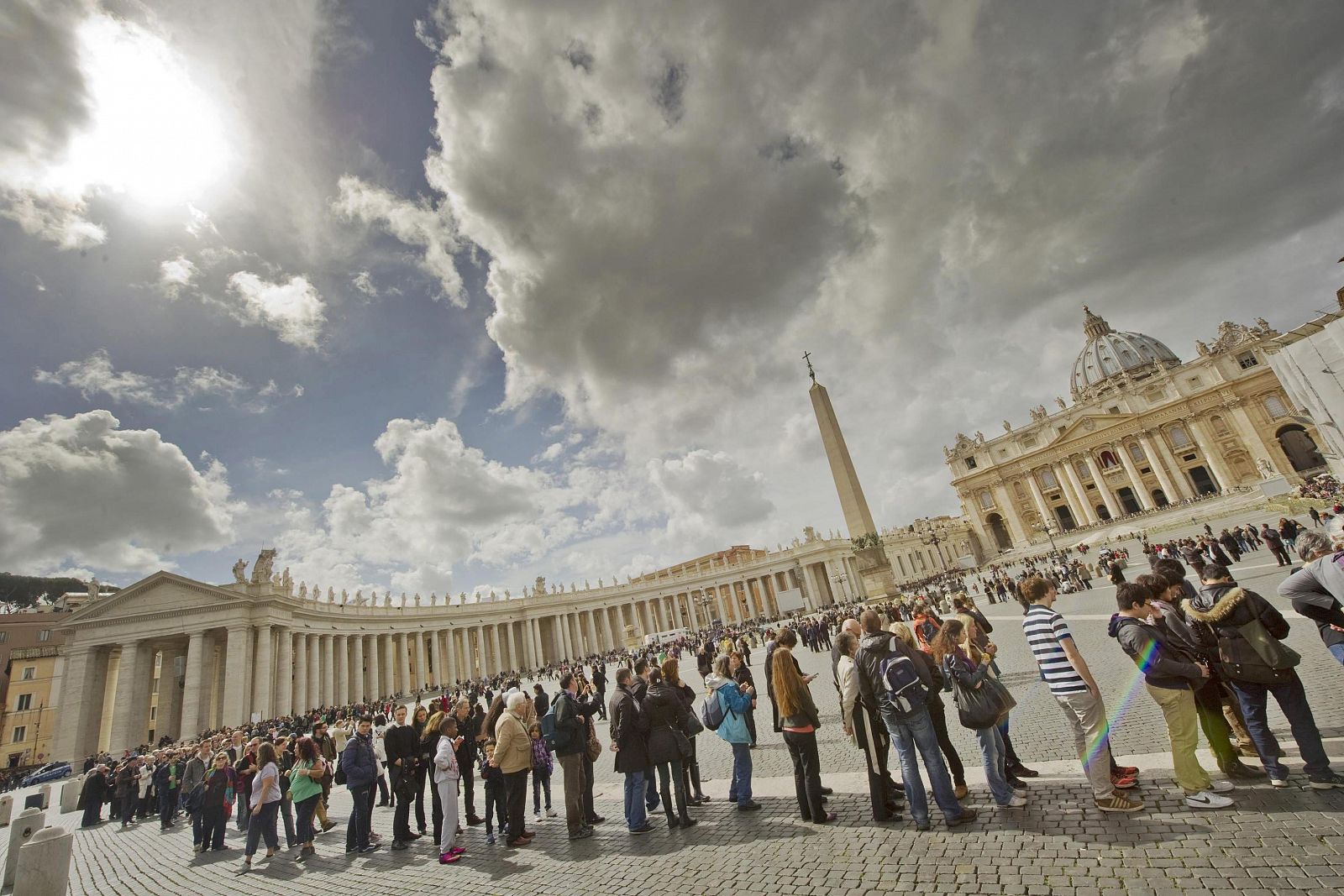 Varios visitantes permanecen en la plaza de San Pedro, en Ciudad del Vaticano, este 11 de marzo.