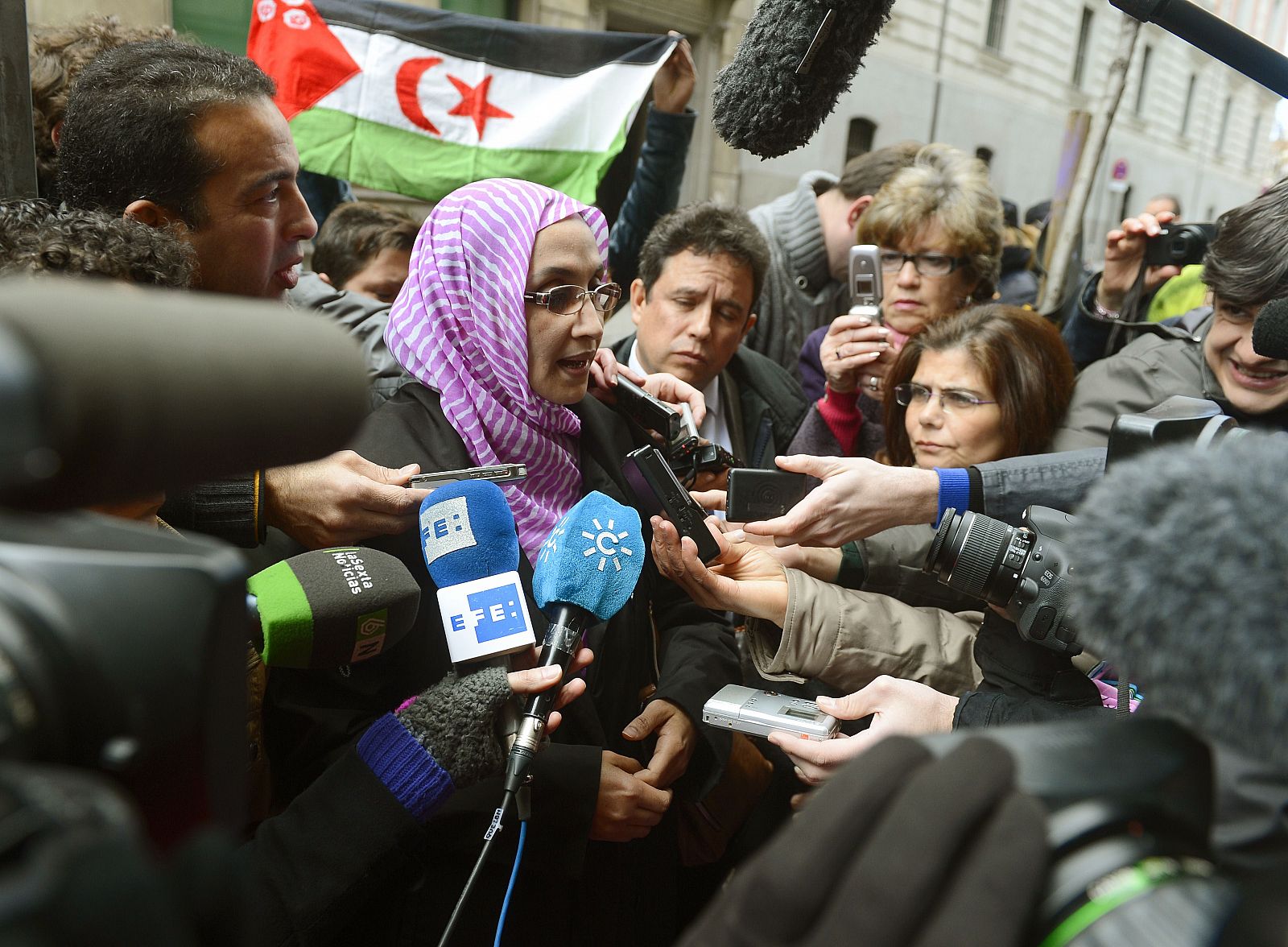 La activista saharaui Aminatou Haidar habla para la prensa a la salida de la Audiencia Nacional