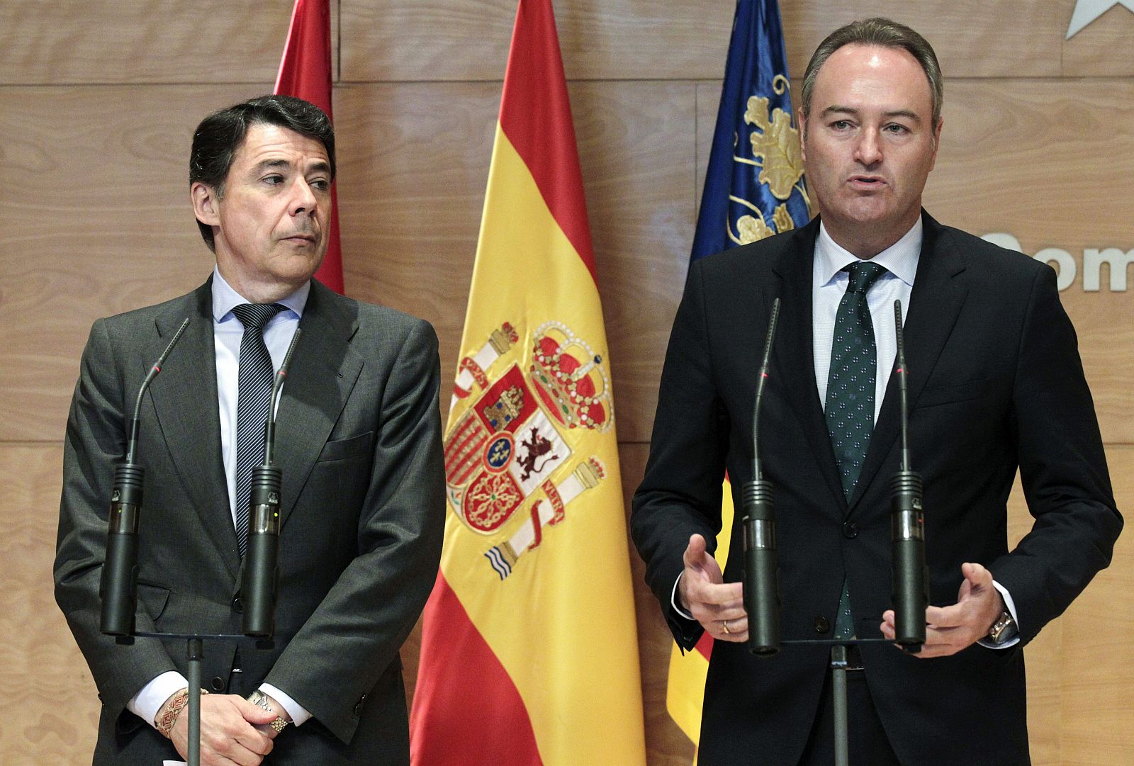 El presidente de la Generalitat Valenciana, Alberto Fabra (d), y su homólogo madrileño, Ignacio González (i)