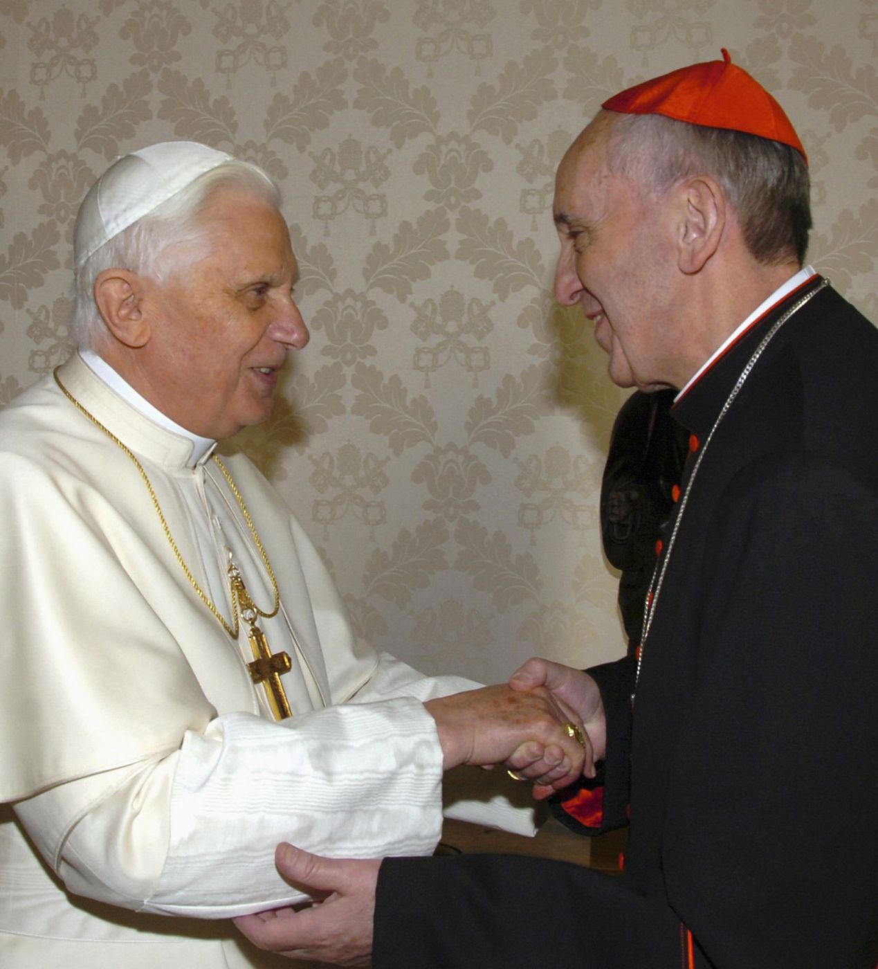 En una imagen de archivo, el entonces cardenal Jorge Mario Bergoglio saluda a su predecesor en el papado, Benedicto XVI