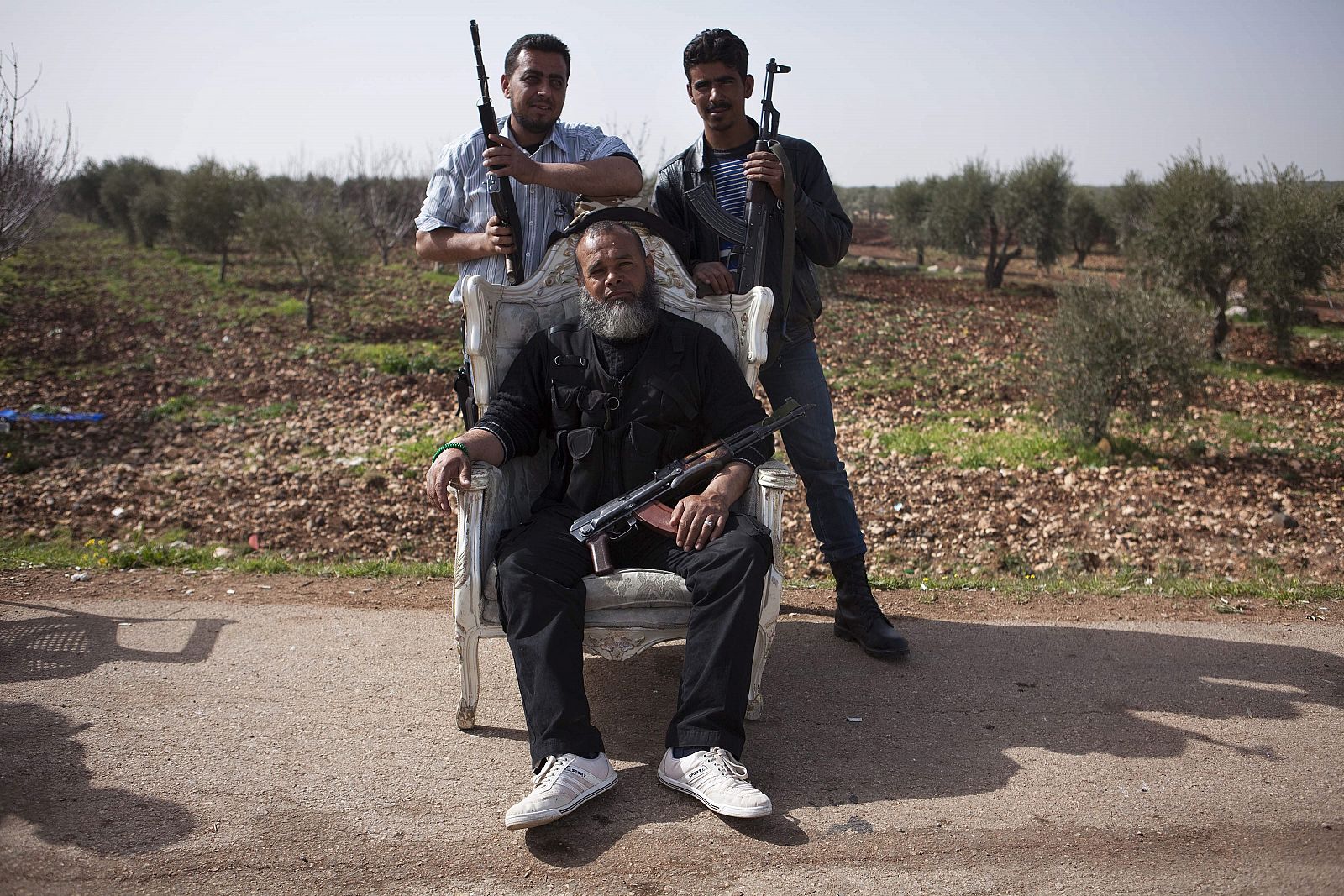 Soldados del Ejército Libre Sirio posan con sus armas en un retén de Menag (Siria)