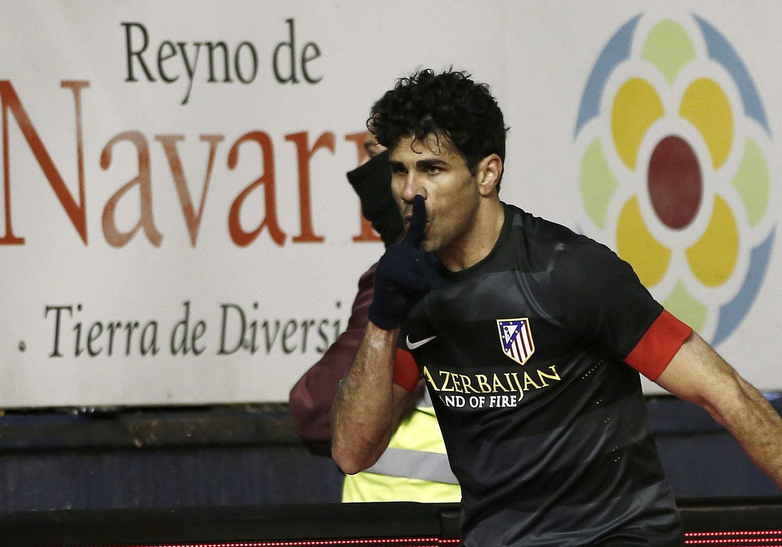 El delantero brasileño del Atletico de Madrid Diego Costa celebra la consecución del primer gol de su equipo ante Osasuna