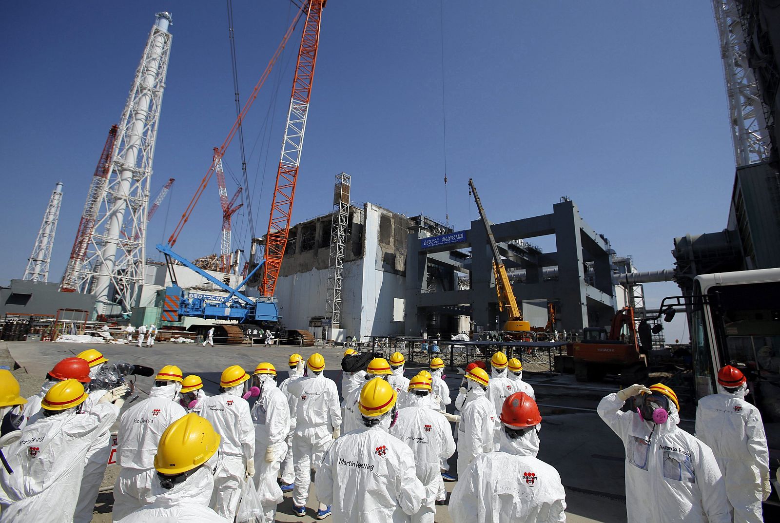 Periodistas visitando el reactor número 4 de Fukushima