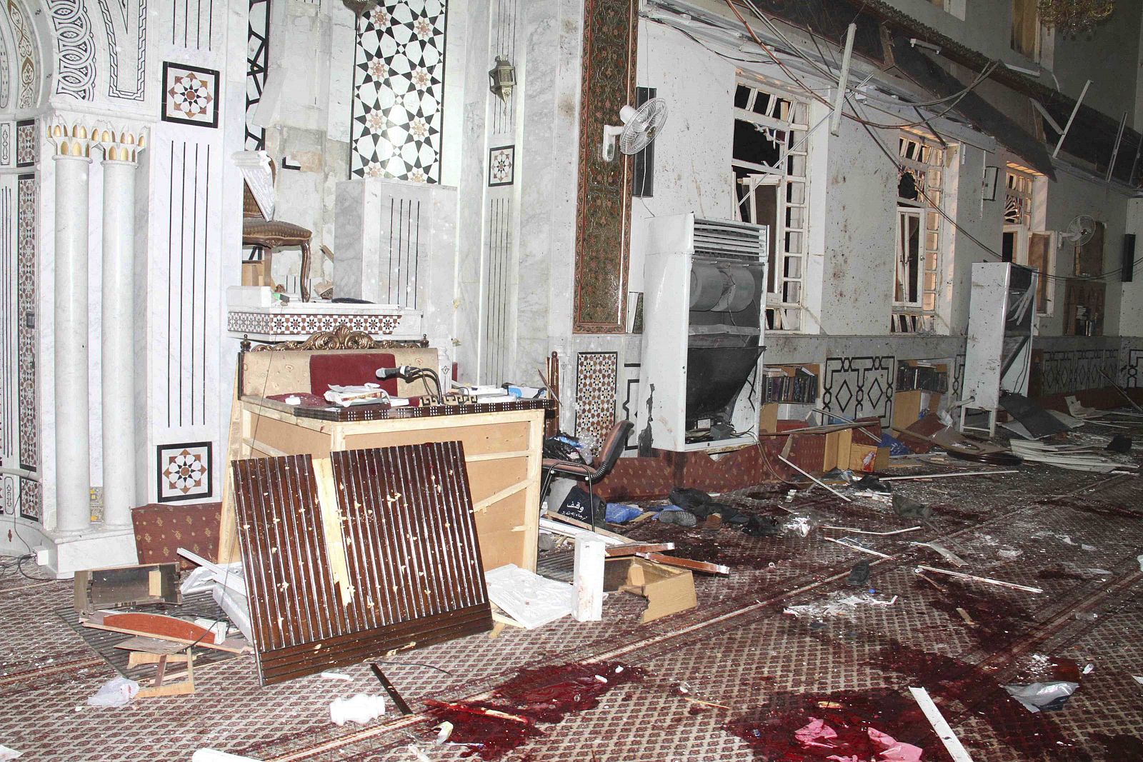Imagen del interior de la mezquita de Damasco en la que ha explotado una bomba en la tarde del jueves