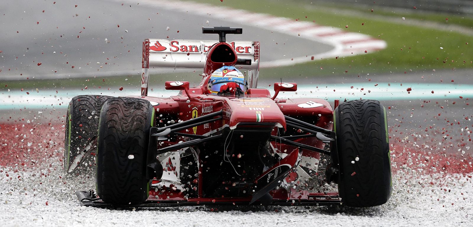 Fernando Alonso se sale de la pista de Sepang tras romper su alerón.