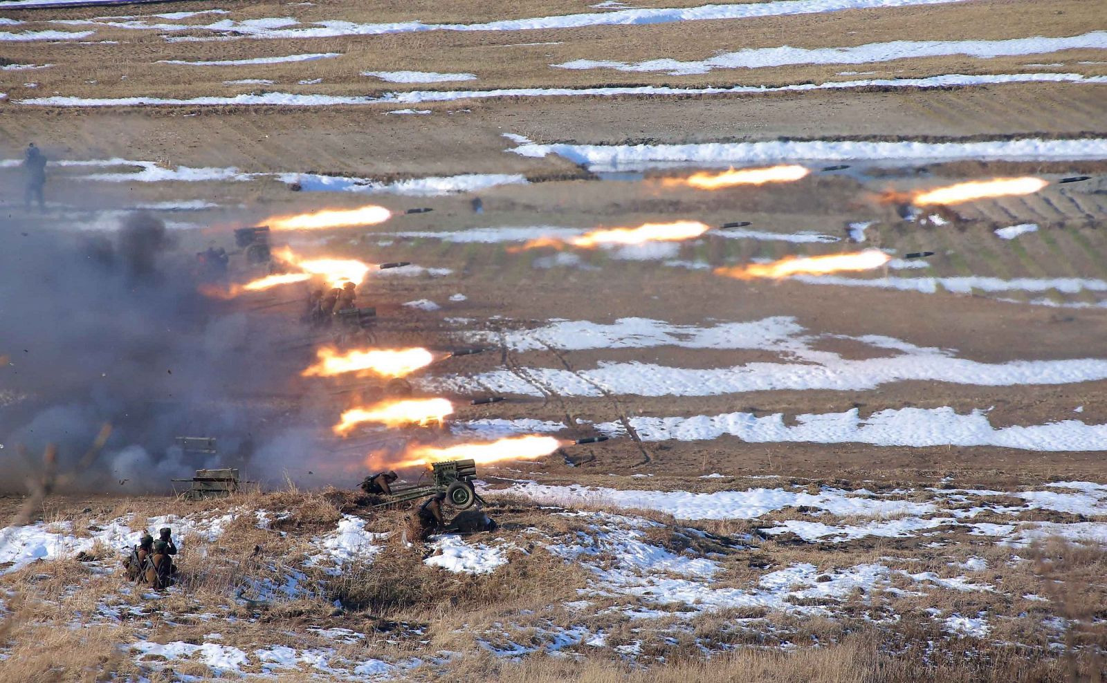 Maniobras con fuego real en la costa este norcoreana, según la agencia del régimen.