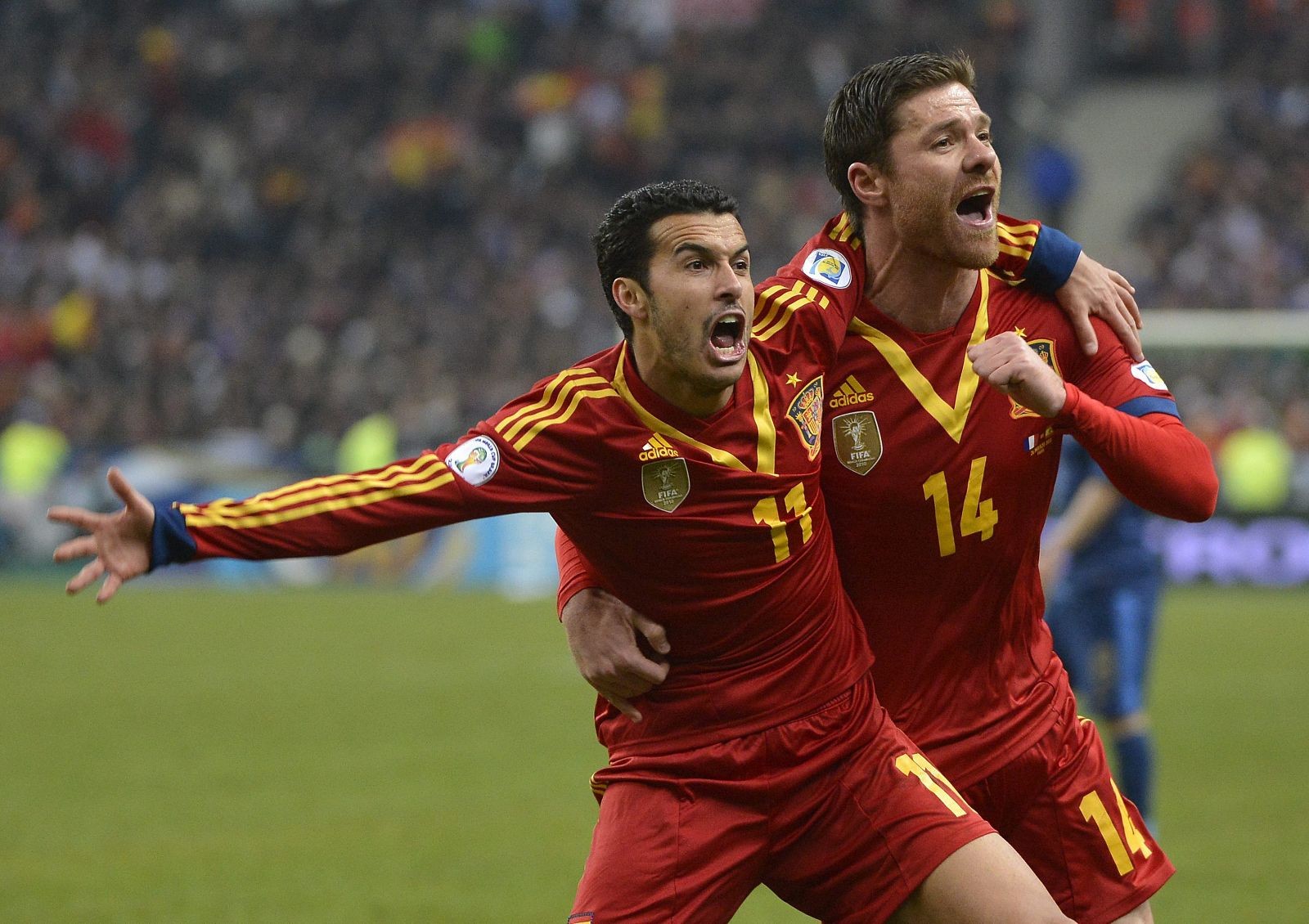 El centrocampista de la selección española, Pedro Rodríguez celebra con su compañero Xabi Alonso su gol ante Francia.