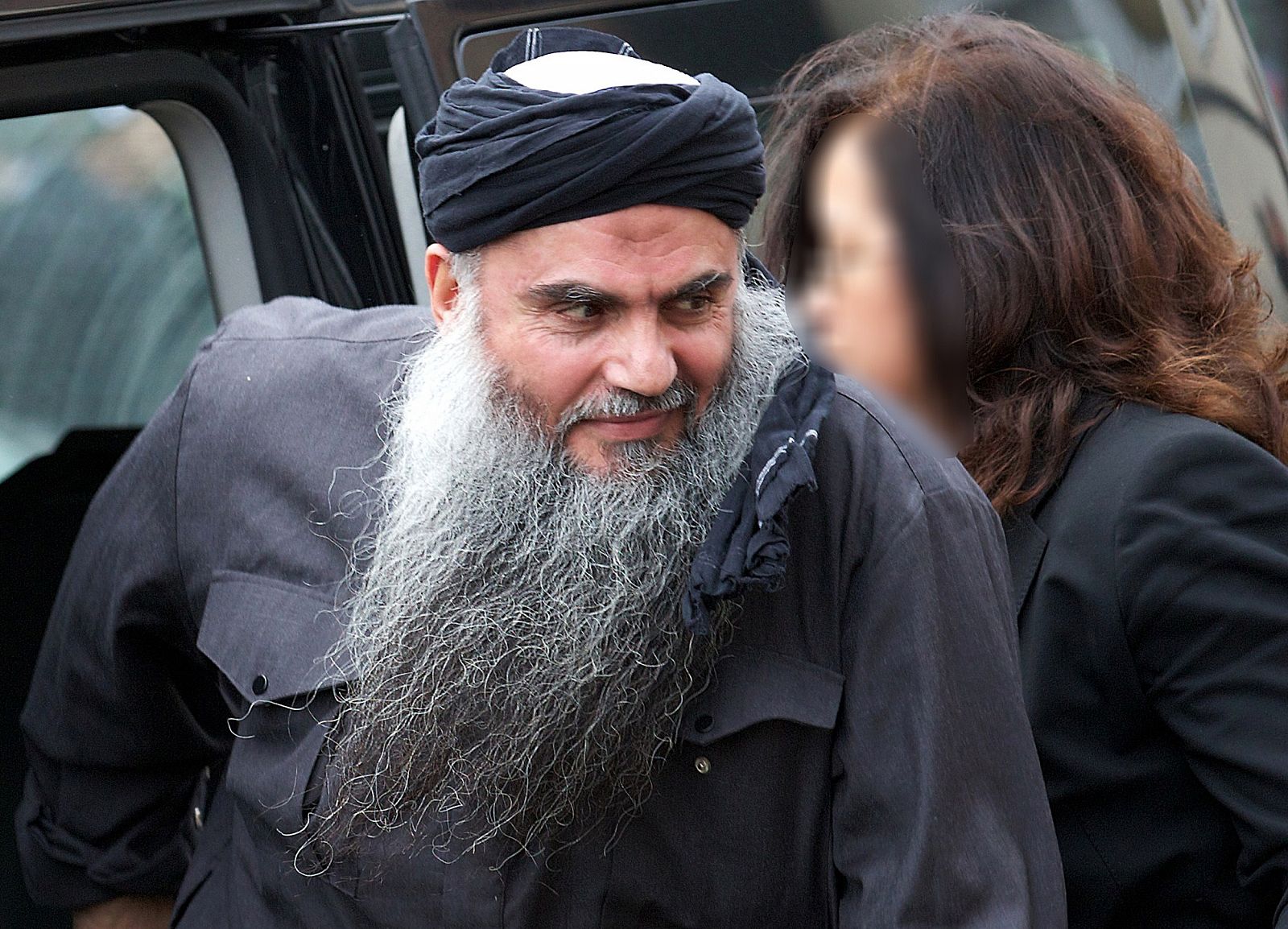 El clérigo islámico Abu Qatada en una imagen tomada en noviembre de 2012, cuando llegaba a su casa de Londres bajo libertad condicional.