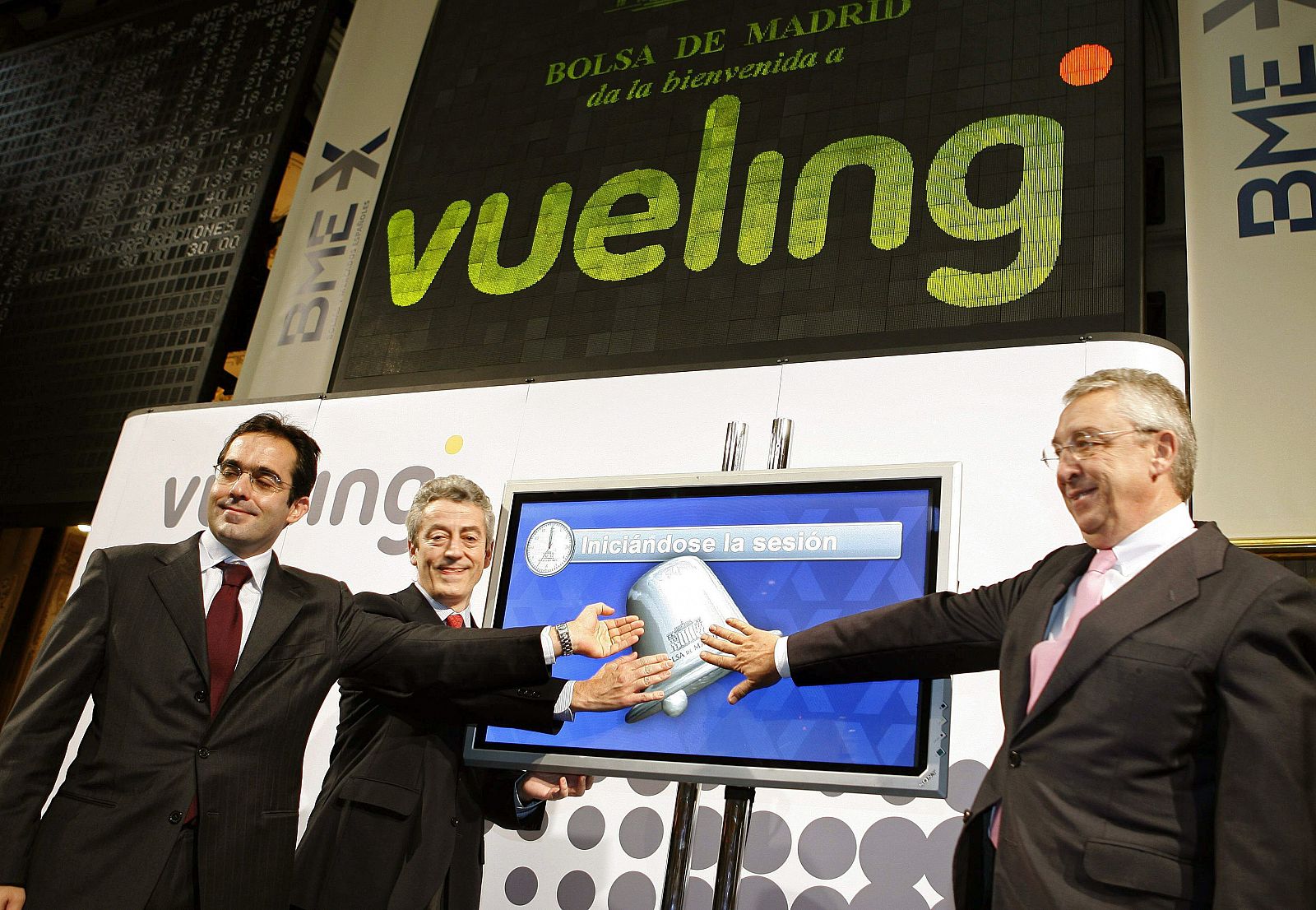 Fotografía de archivo del año 2006, en la que aparecen los directivos de Vueling durante el primer día de cotización de la empresa