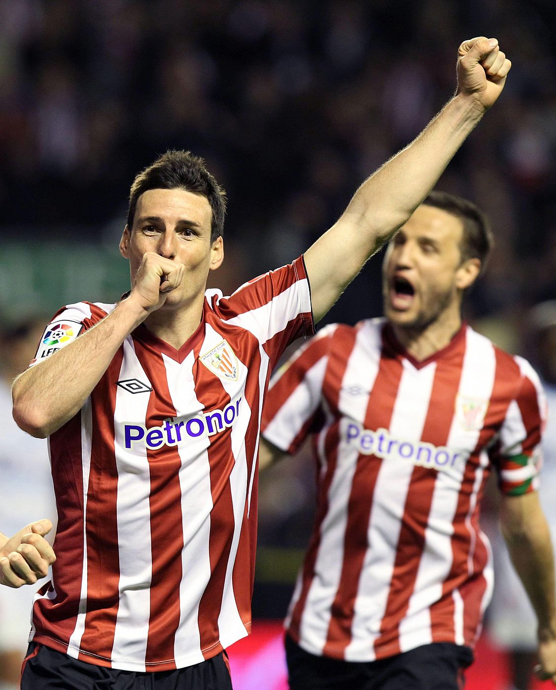 El delantero del Athletic Club de Bilbao Aritz Aduriz, celebra, junto a su compañero el centrocampista Carlos Gurpegui, el gol que ha marcado y que ha supuesto la victoria de su equipo frente al Granada.