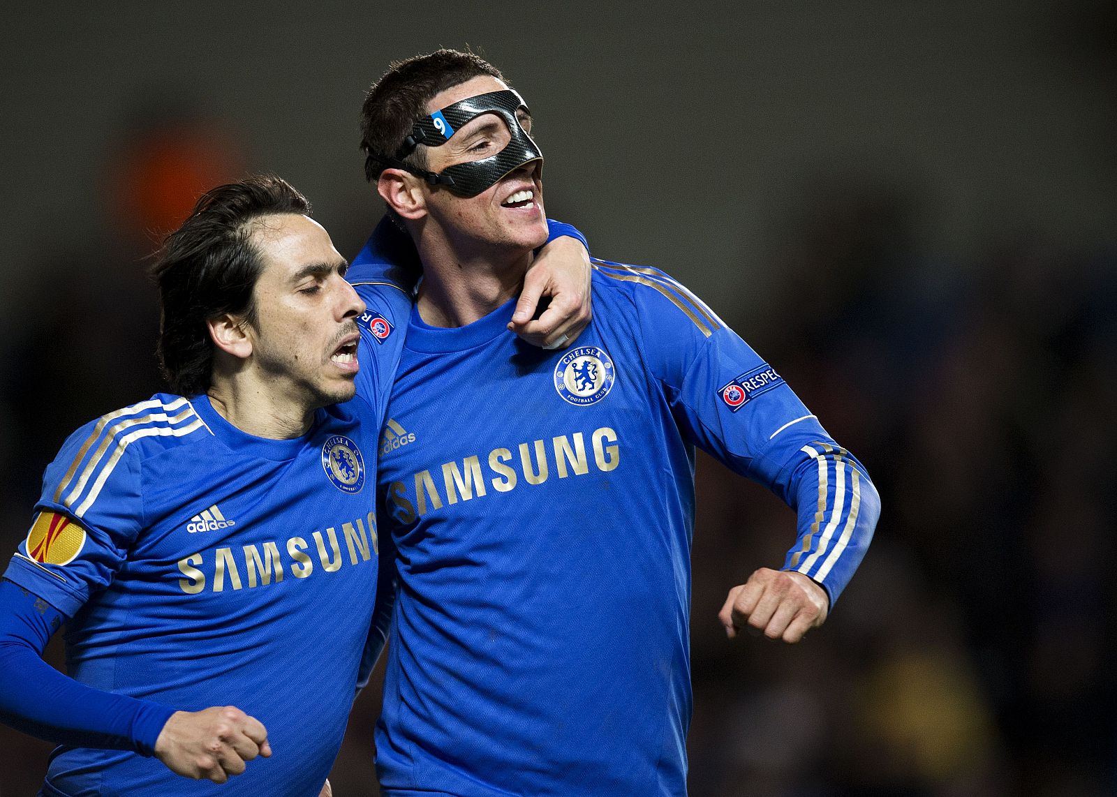 Fernando Torres y Yossi Benayoun del Chelsea FC celebran su gol ante el Rubin Kazan