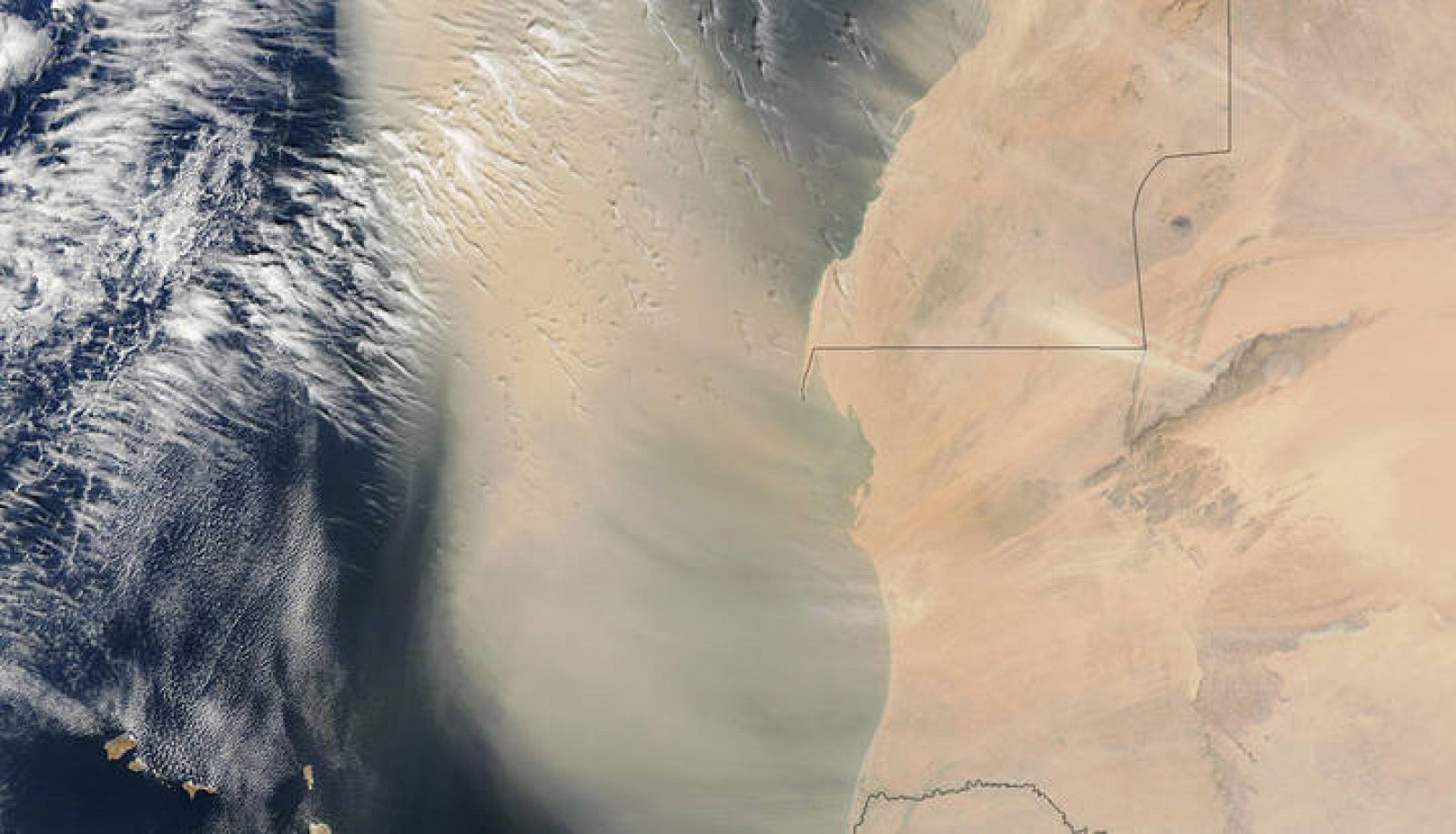 Una imagen de la NASA muestra una gran tormenta de arena sobre el noroeste de Áfica.