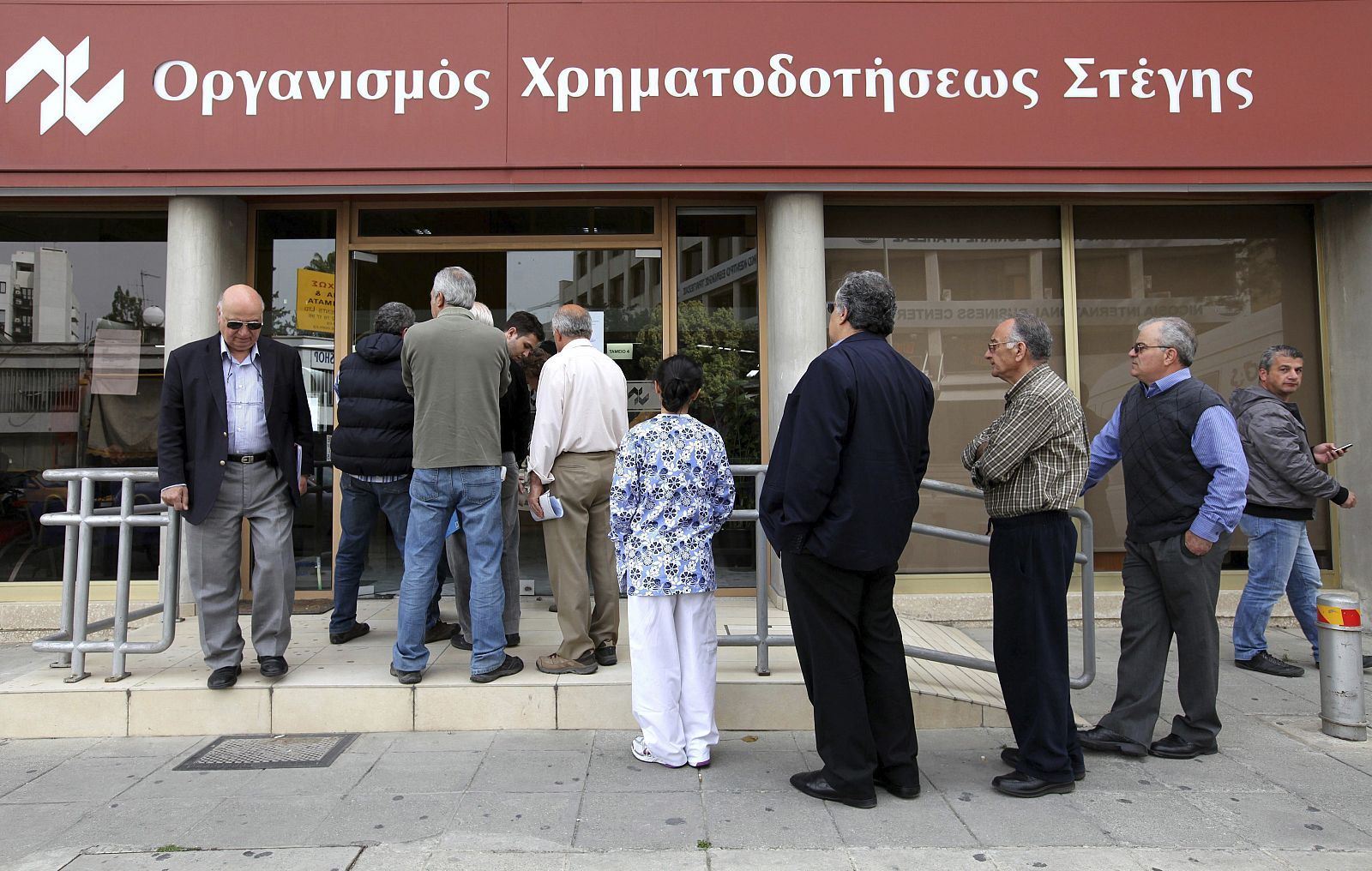 Varias personas esperan ante una sucursal de la Corporación Financiera de la Vivienda de Chipre el pasado 4 de abril
