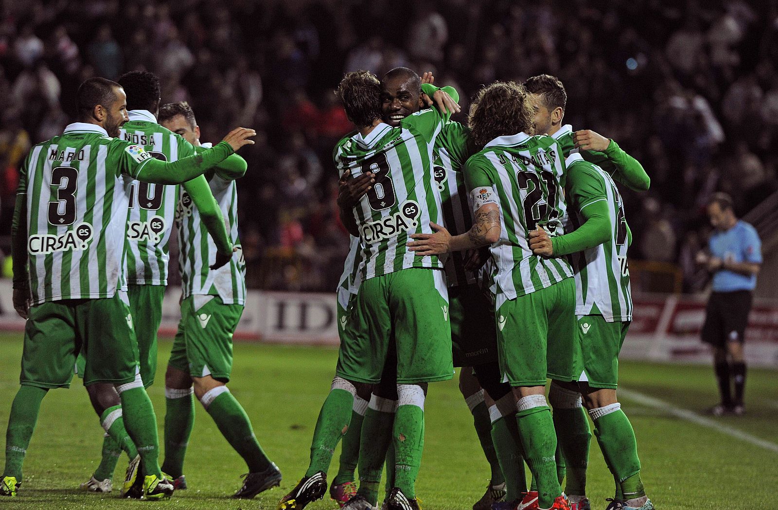 Los jugadores del Betis celebran el gol marcado por el defensa del Granada Iñigo López en su propia portería
