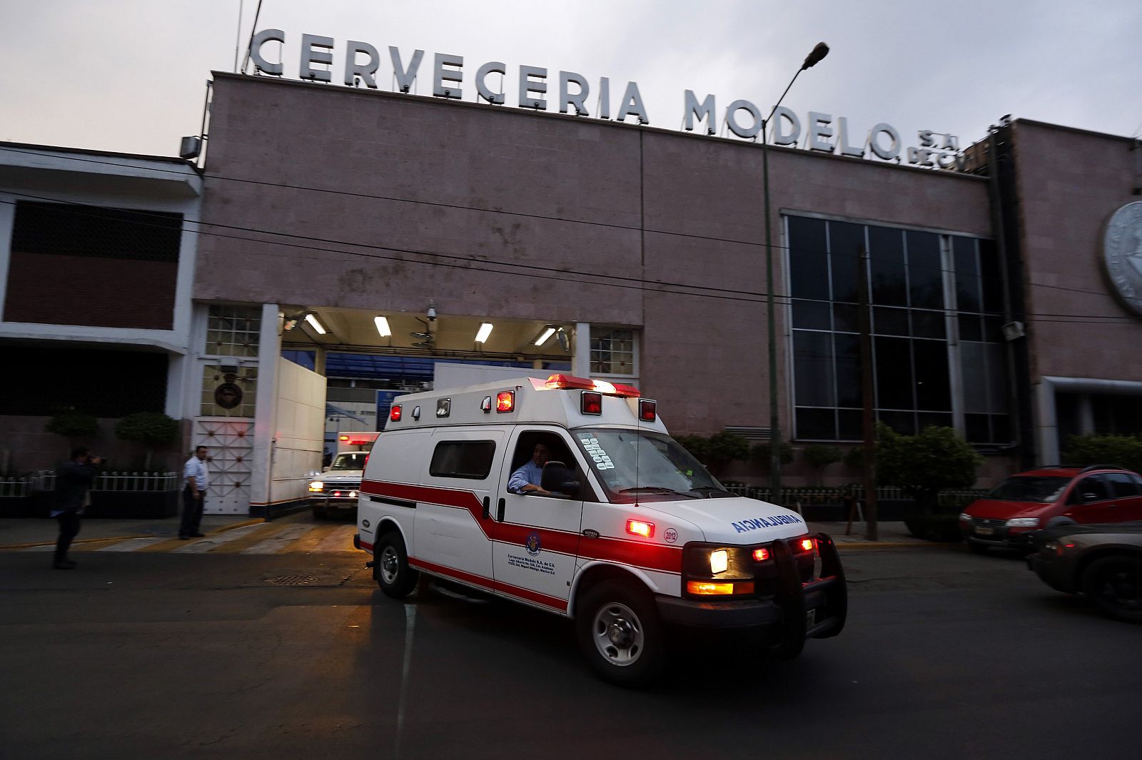 Una ambulancia en el exteriores de la cervecería Grupo Modelo en México, donde siete trabajadores han muerto por intoxicación.