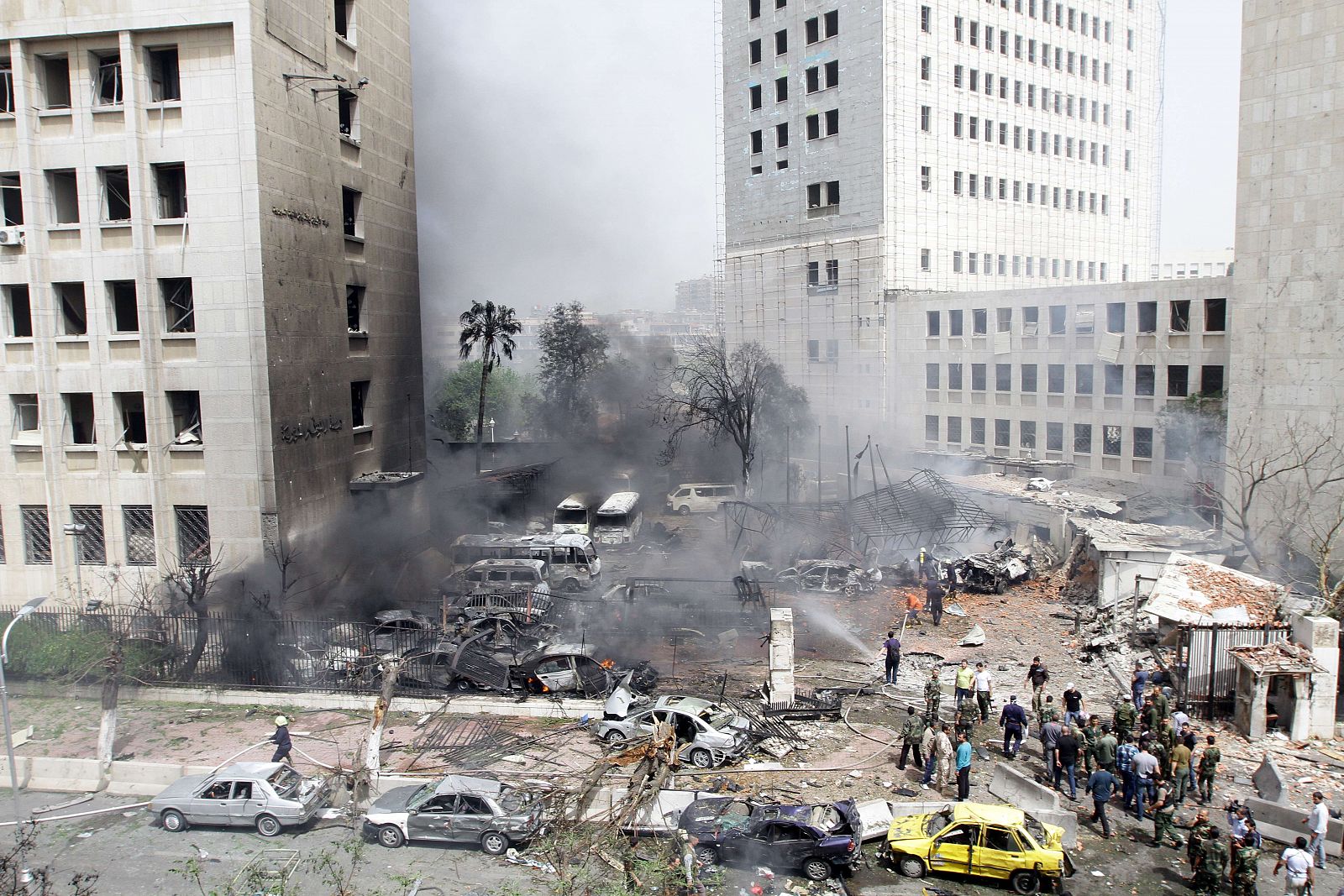 Vista general del lugar de la explosión de un coche bomba frente al Ministerio de Finanzas, en Damasco