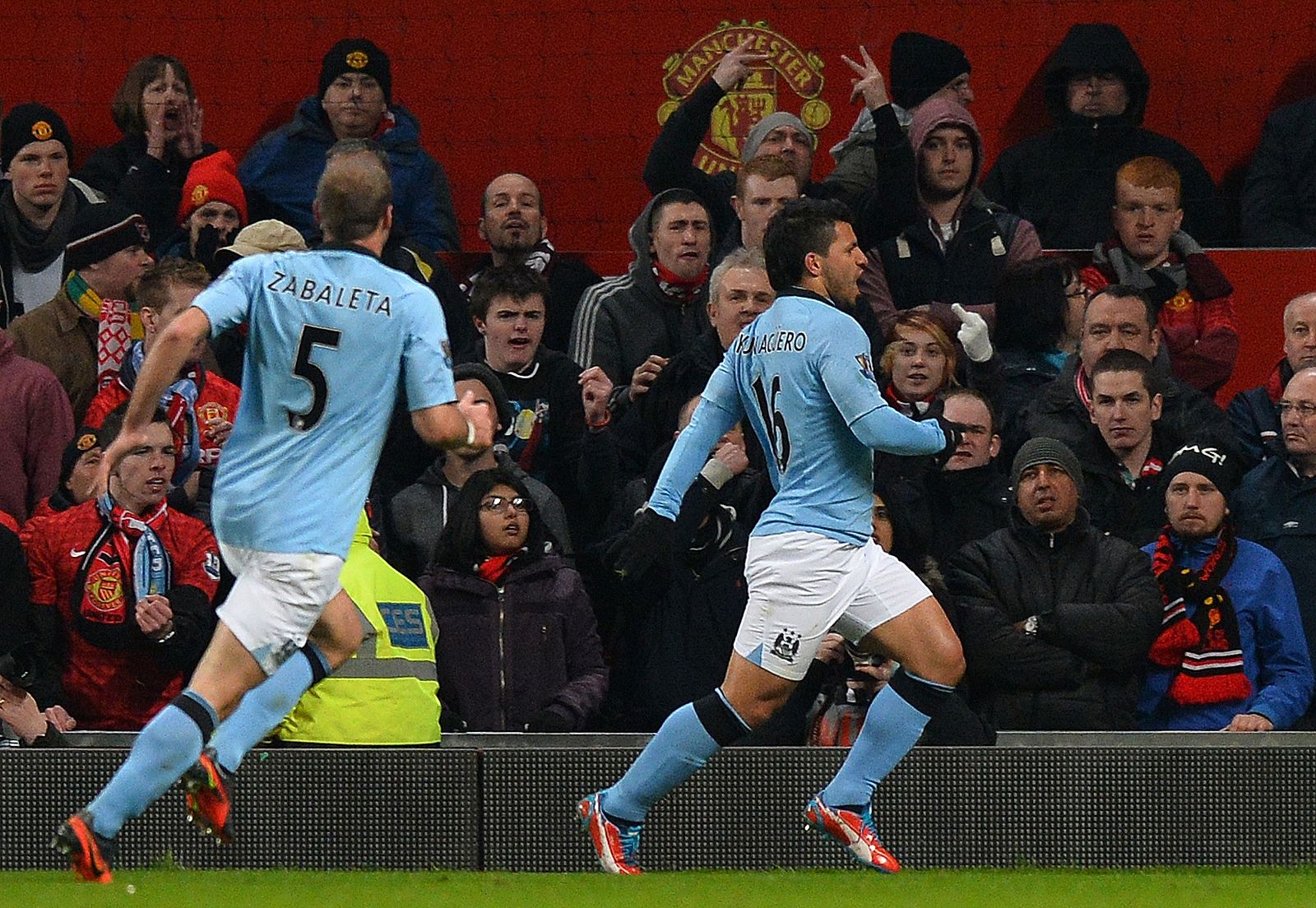 El argentino 'Kun' Agüero celebra el gol marcado contra el Manchester United