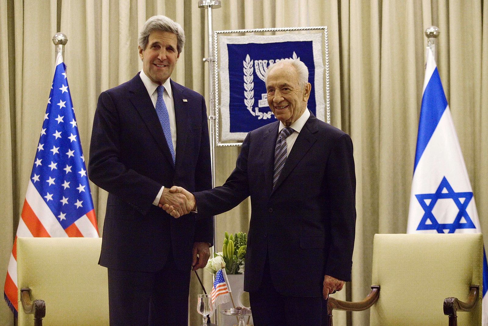 El secretario de Estado de Estados Unidos, John Kerry, y el presidente israelí Simon Peres