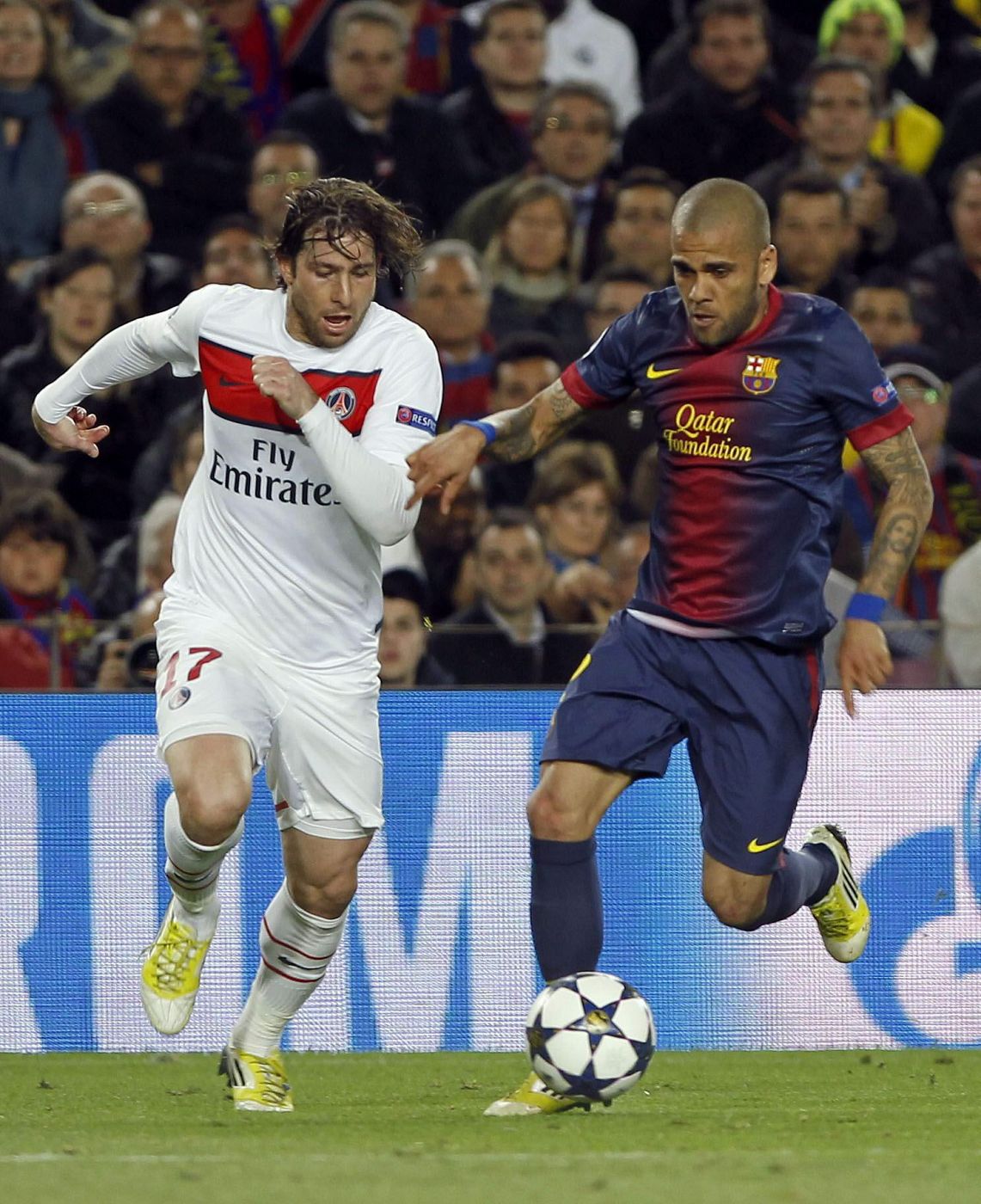 Alves lucha con su compatriota Maxwell en un momento del Barça-PSG