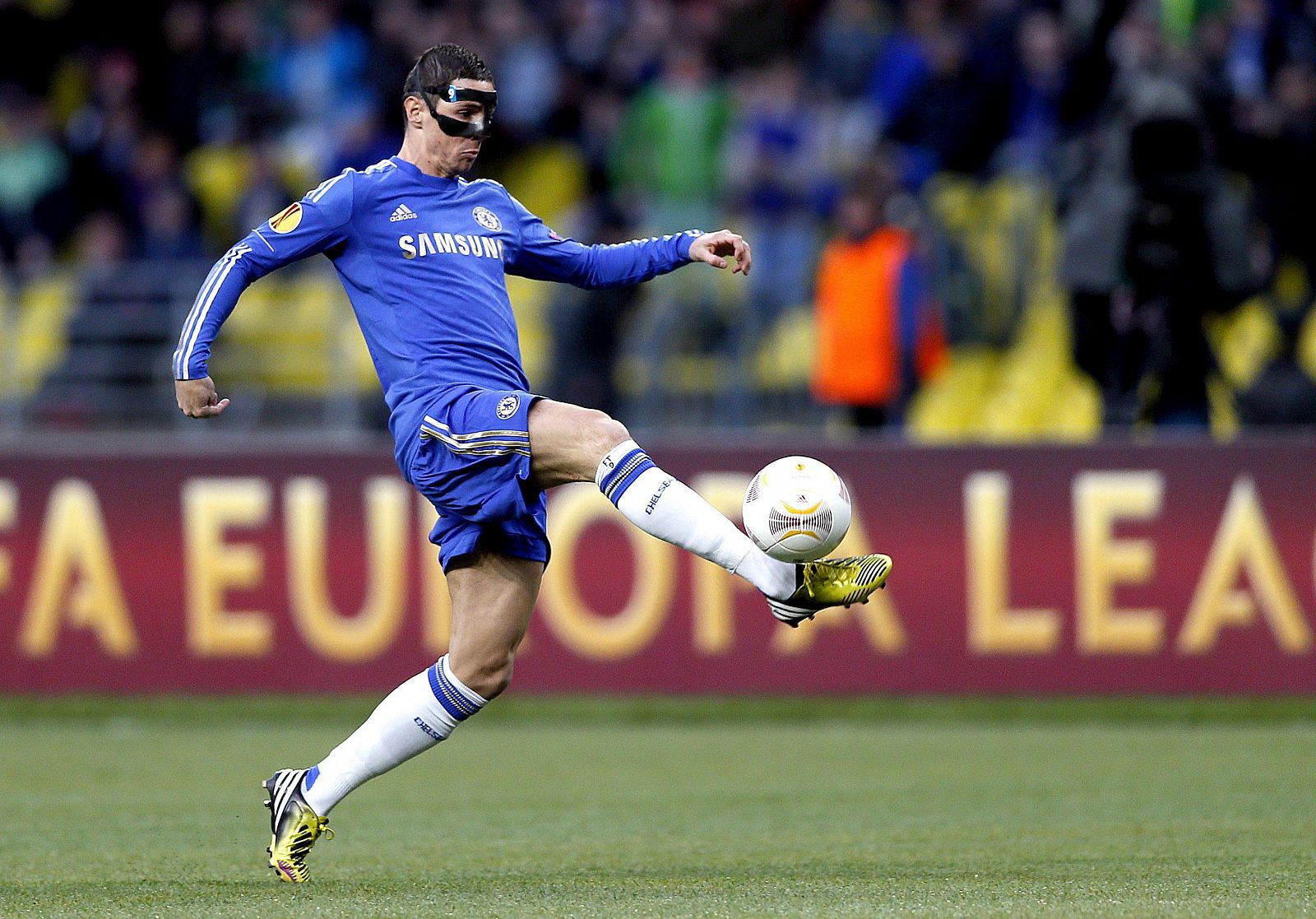 El delantero español del Chelsea, Fernando Torres, controla el balón