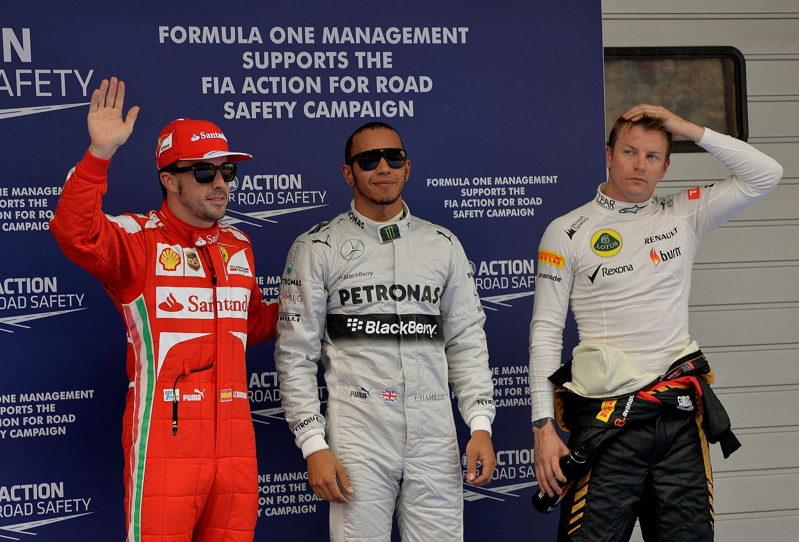 Hamilton escoltado por Alonso y Raikkonen tras lograr la 'pole'.