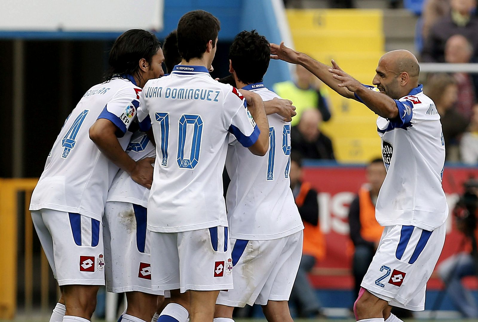 Los jugadores del Deportivo celebran su tercer gol ante el Levante, obra de Nelson Oliveira