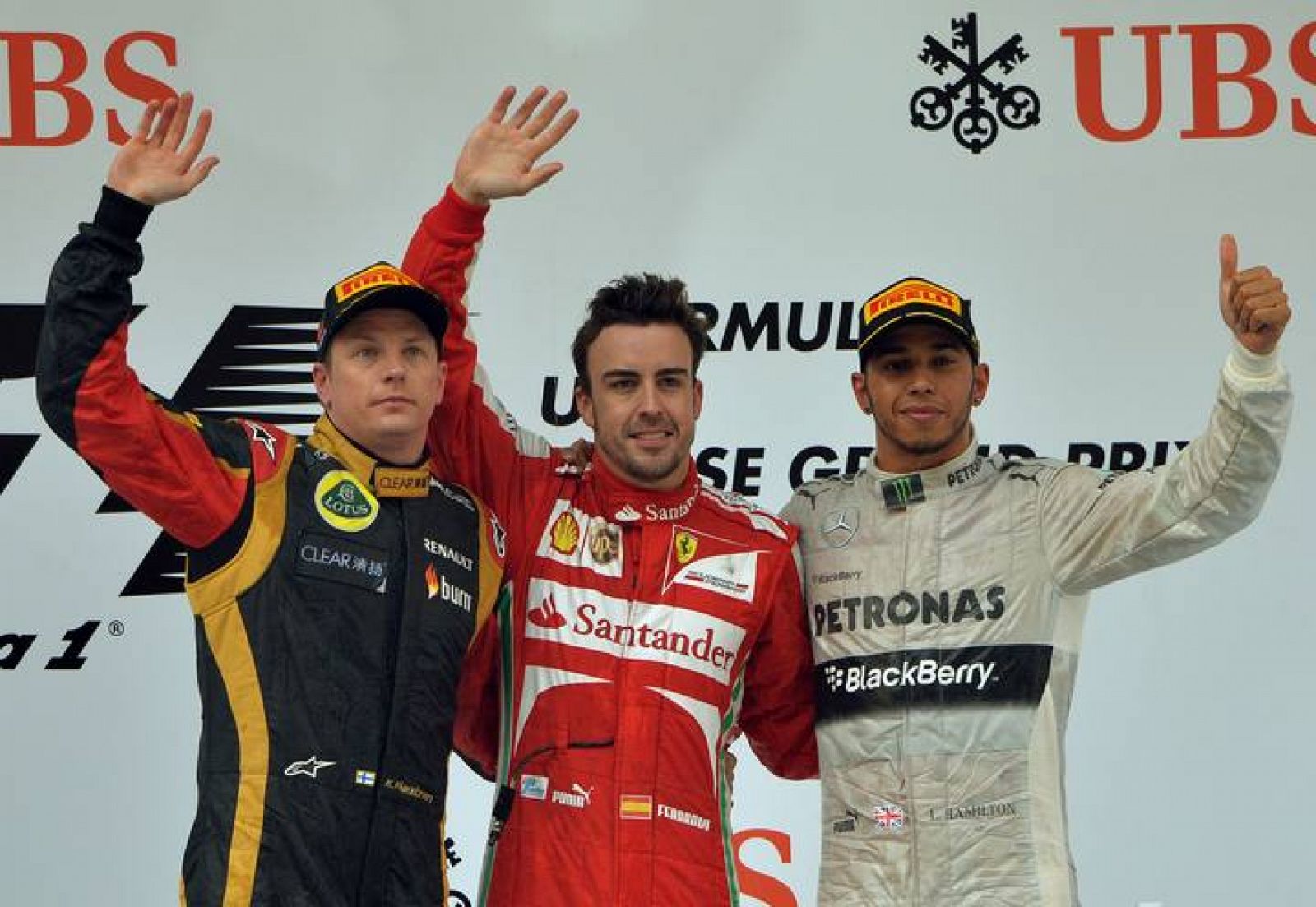 Fernando Alonso celebra su victoria en China, junto a Raikkonen (i) y Hamilton (d)