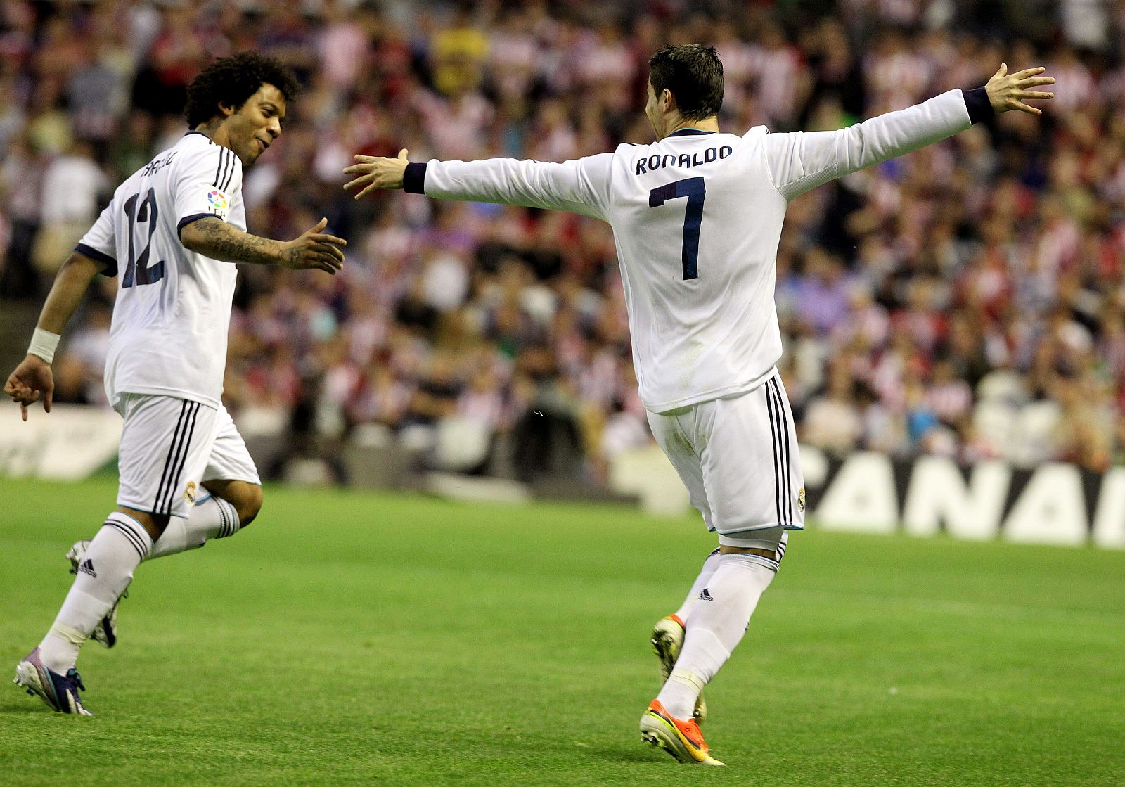 Cristiano Ronaldo celebra su gol, primero del equipo, con el brasileño Marcelo.