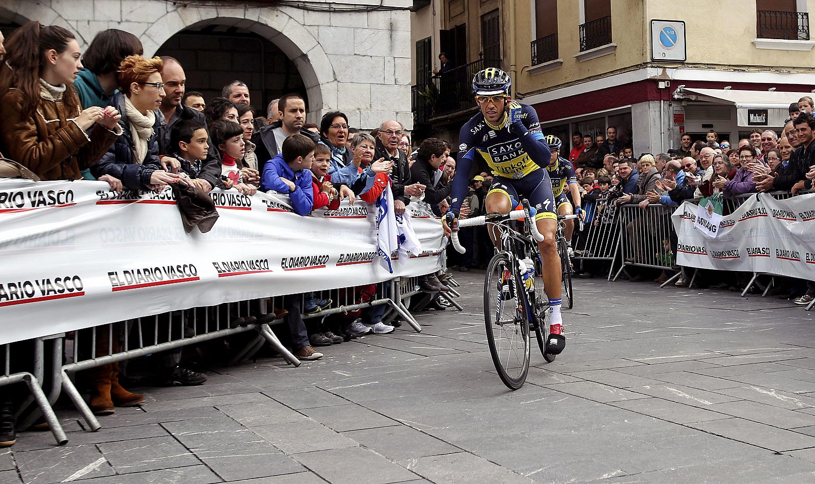 Alberto Contador momentos antes del inicio de la primera etapa de la 53 edición de la Vuelta al País Vasco.