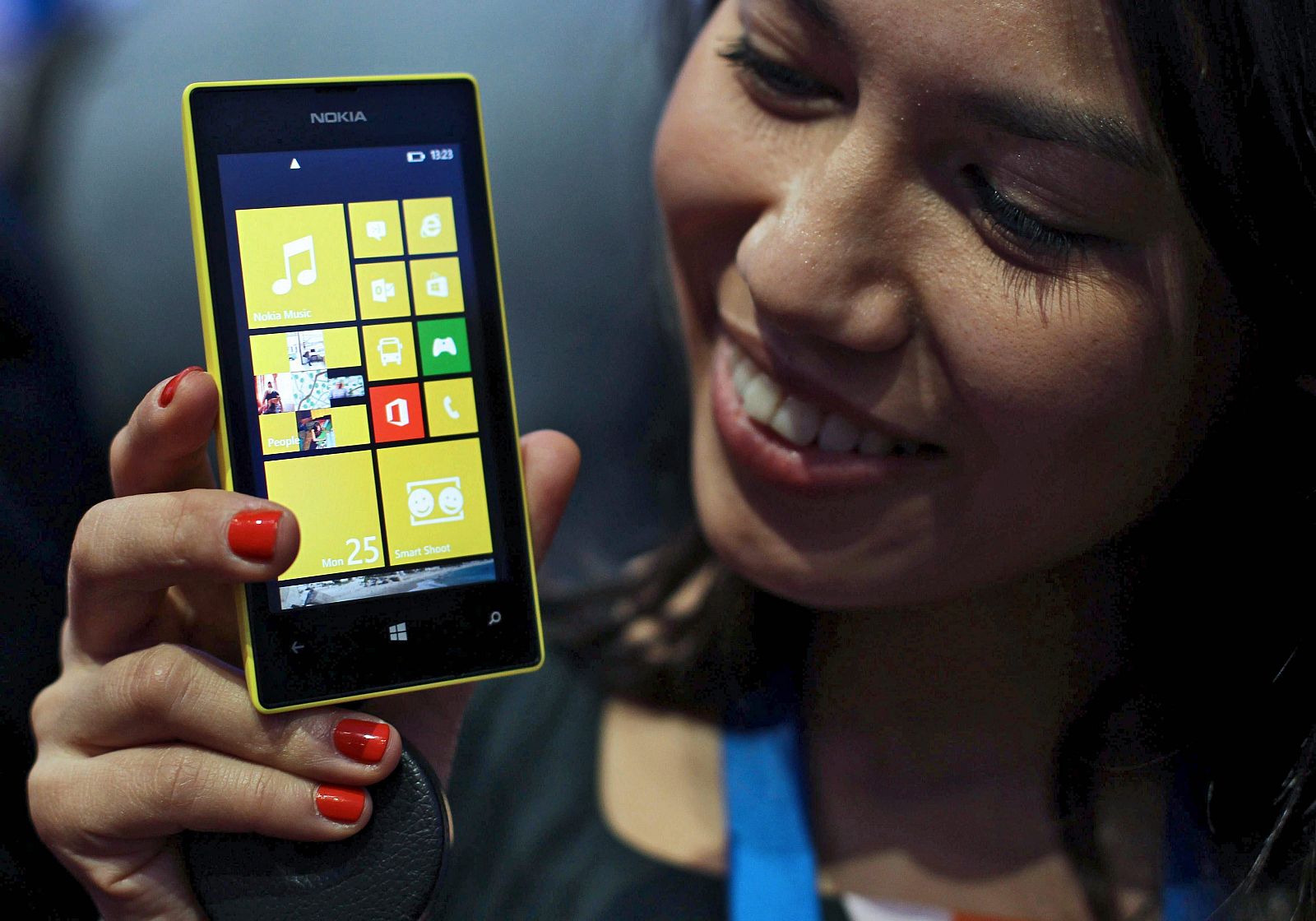 Una azafata muestra el Nokia Lumia 520 durante la celebración del Mobile World Congress 2013 en Barcelona. (Archivo)