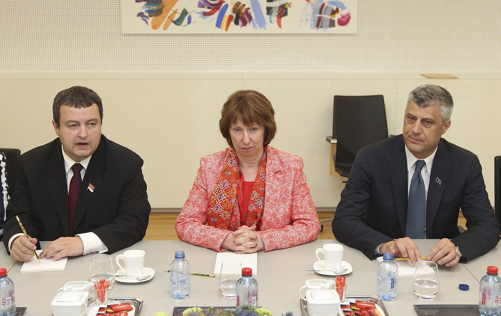 El primer ministro serbio, Ivica Dacic, la jefa de la diplomacia europea, Catherine Ashton, y el primer ministro kosovar, Hashim Thaçi