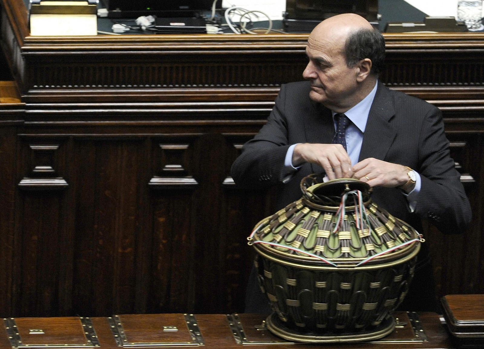 Pier Luigi Bersani deposita su voto durante la tercera votación para la elección de presidente de Italia