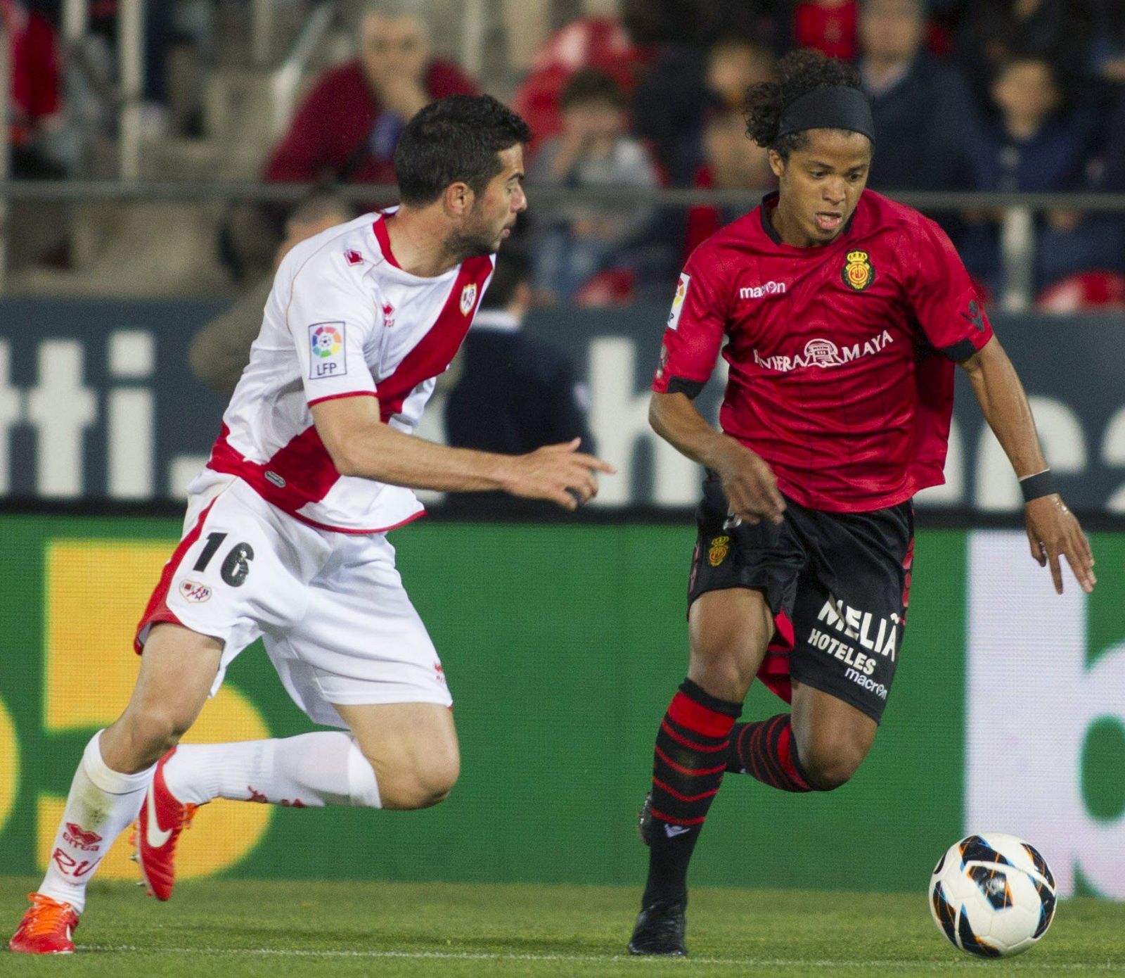 Giovani Dos Santos (d), disputa el balón al defensa del Rayo Vallecano Jordi Amat