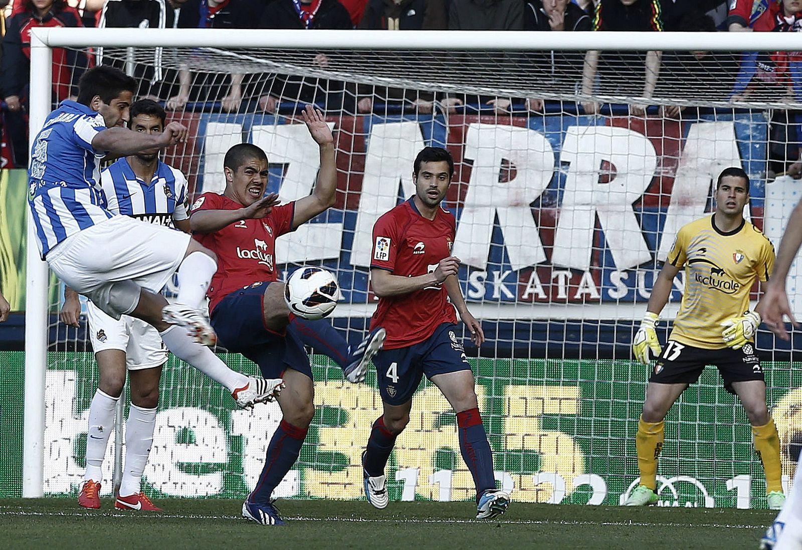 Markel Bergara intenta rematar un balón durante el Osasuna - Real Sociedad