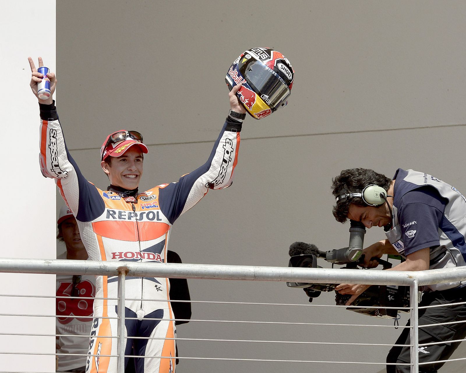 Marc Márquez celebra su victoria en el podio del GP de las Américas.
