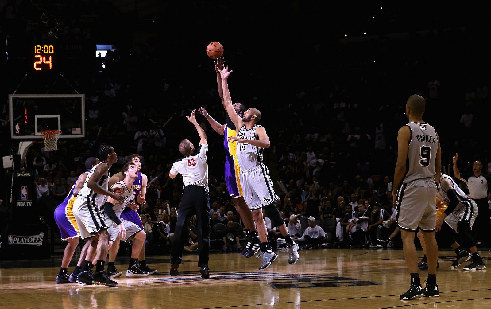 Imagen del arranque de la serie que enfrenta a los San Antonio Spurs frente a LA Lakers.