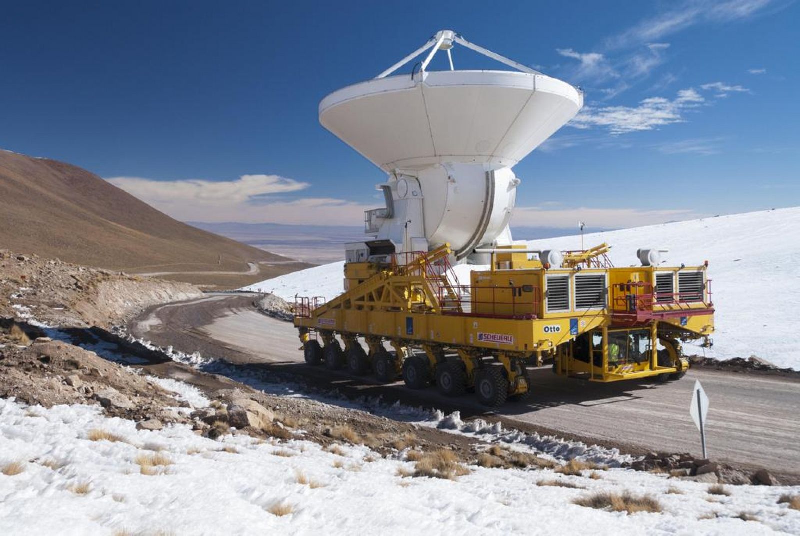 La antena número 16 de ALMA a su llegada a la meseta de Chajnantor.