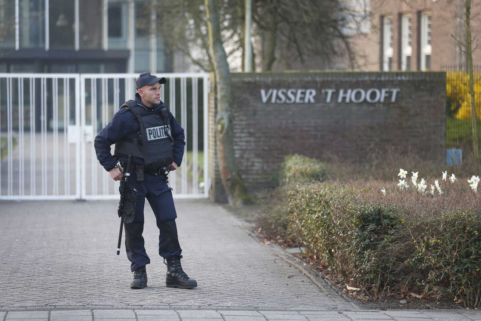 Un policía monta guardia ante el instituto Visser t Hooft de Leiden, tras un aviso de un posible tiroteo