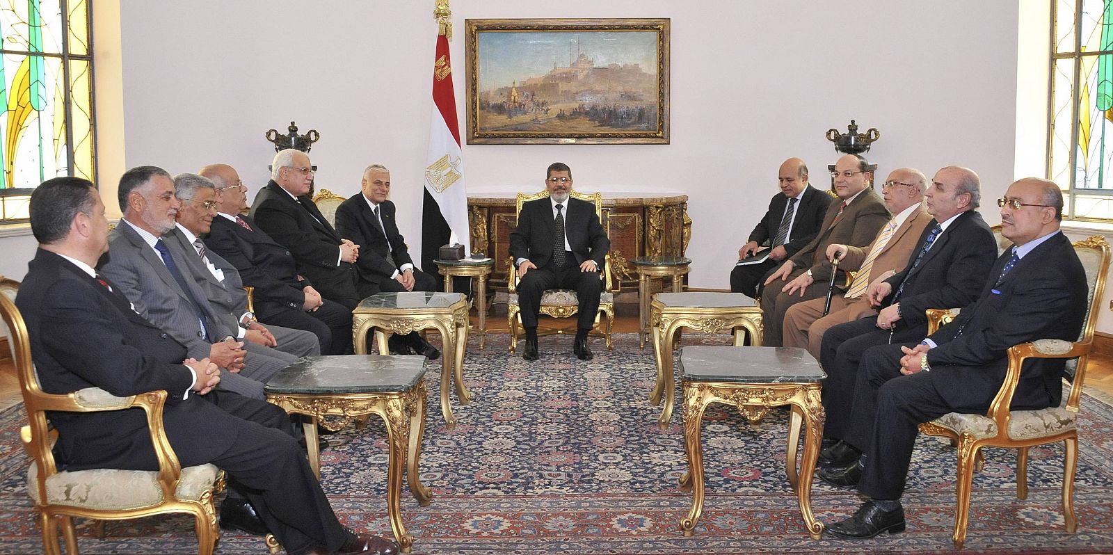 El presidente de Egipto, Mohamed Morsi,  reunido con el Consejo Judicial Supremo y el fiscal general para debatir la reforma de la ley judicial