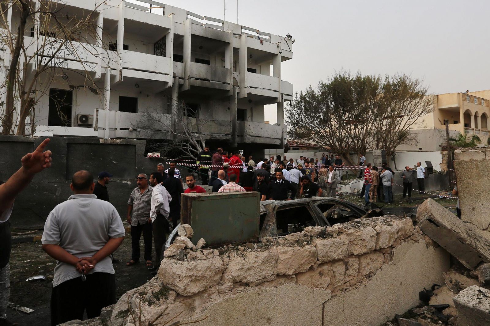 Edificio de la embajada de Francia en Trípoli dañado por la explosión
