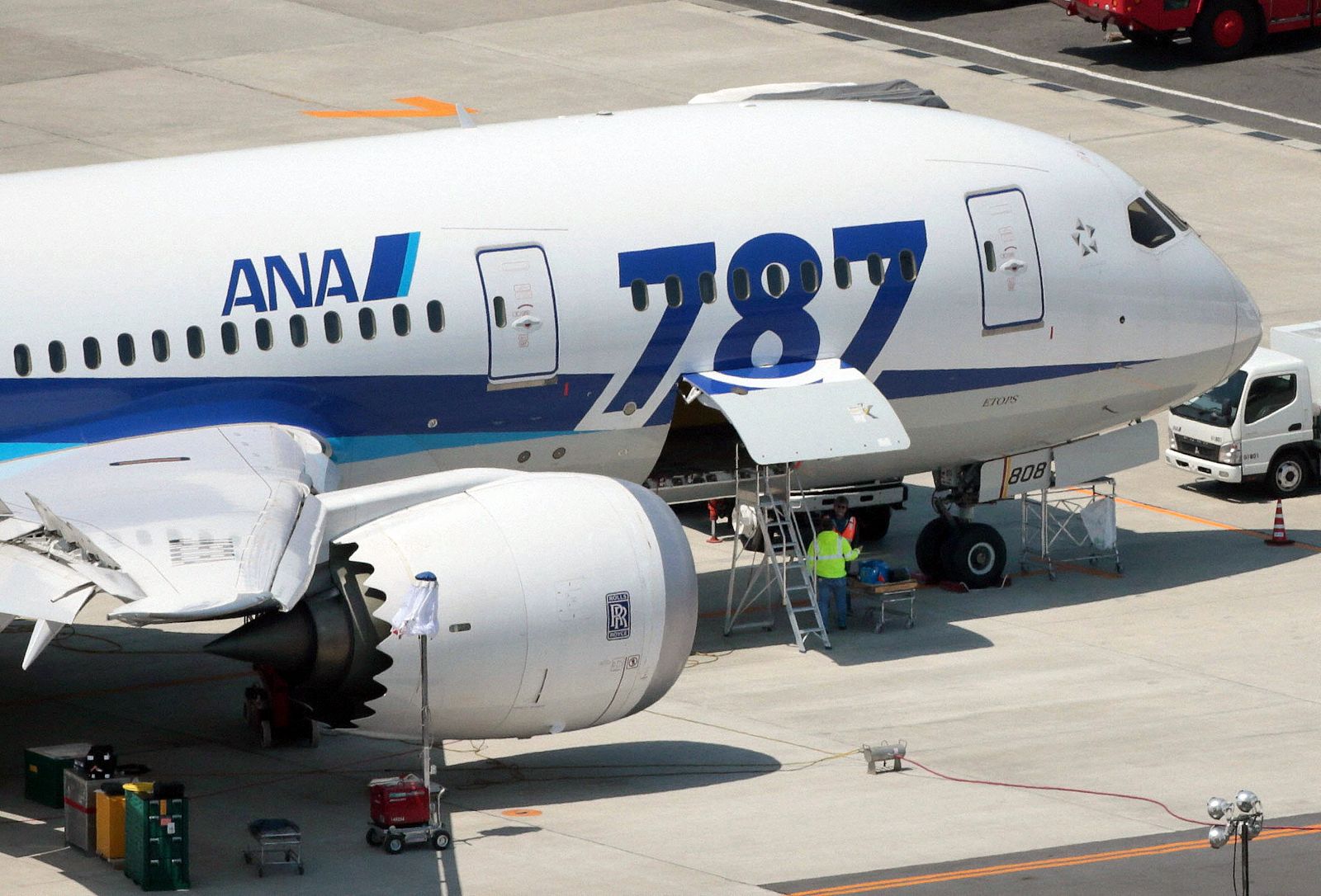 Un Boeing 787 de la compañía japonesa All Nippon Airways en el aeropurerto de Okayama