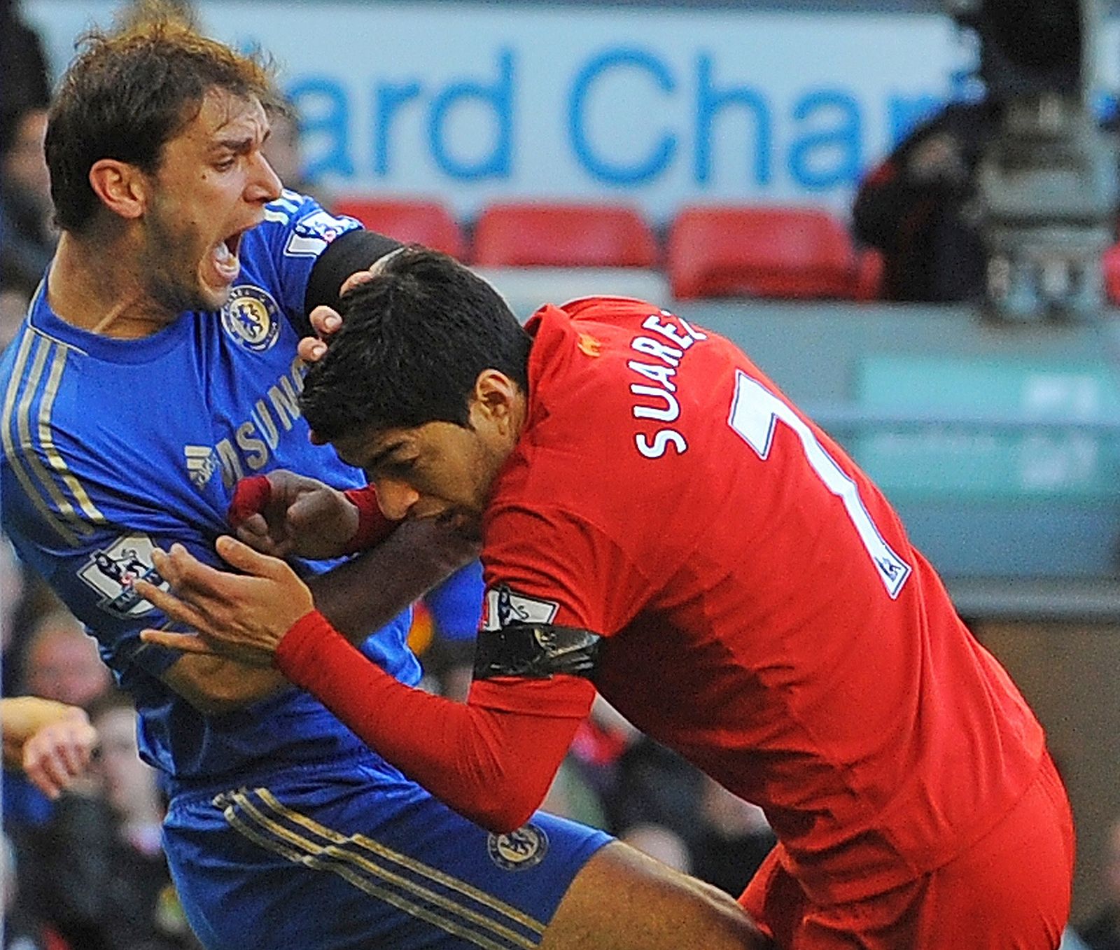 Luis Suárez e Ivanovic en el momento del partido en que el uruguayo agredió al serbio